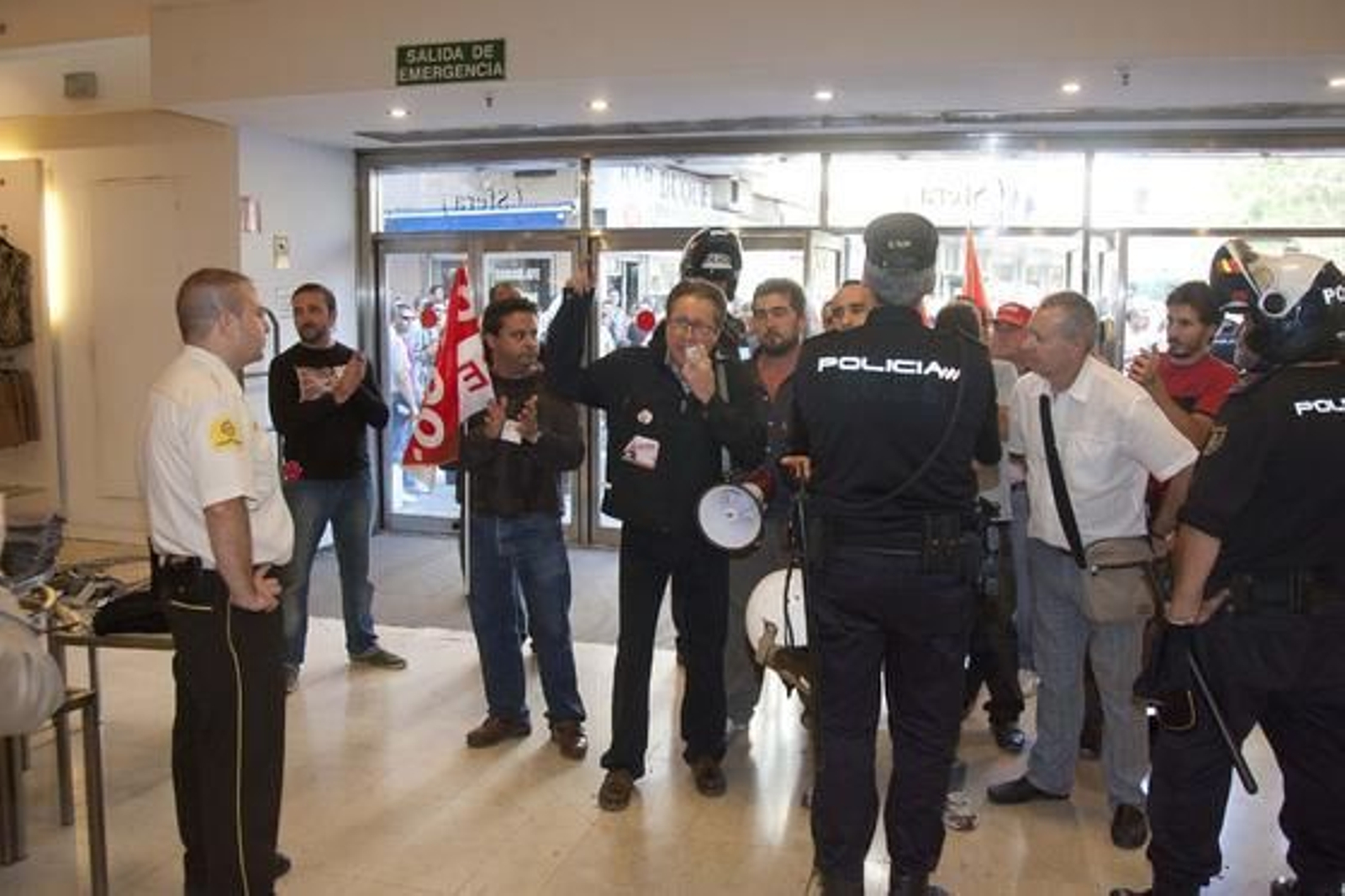 La Policía protege de lso piquetes informativos a los comercios abiertos.

Foto: Jaime Martínez