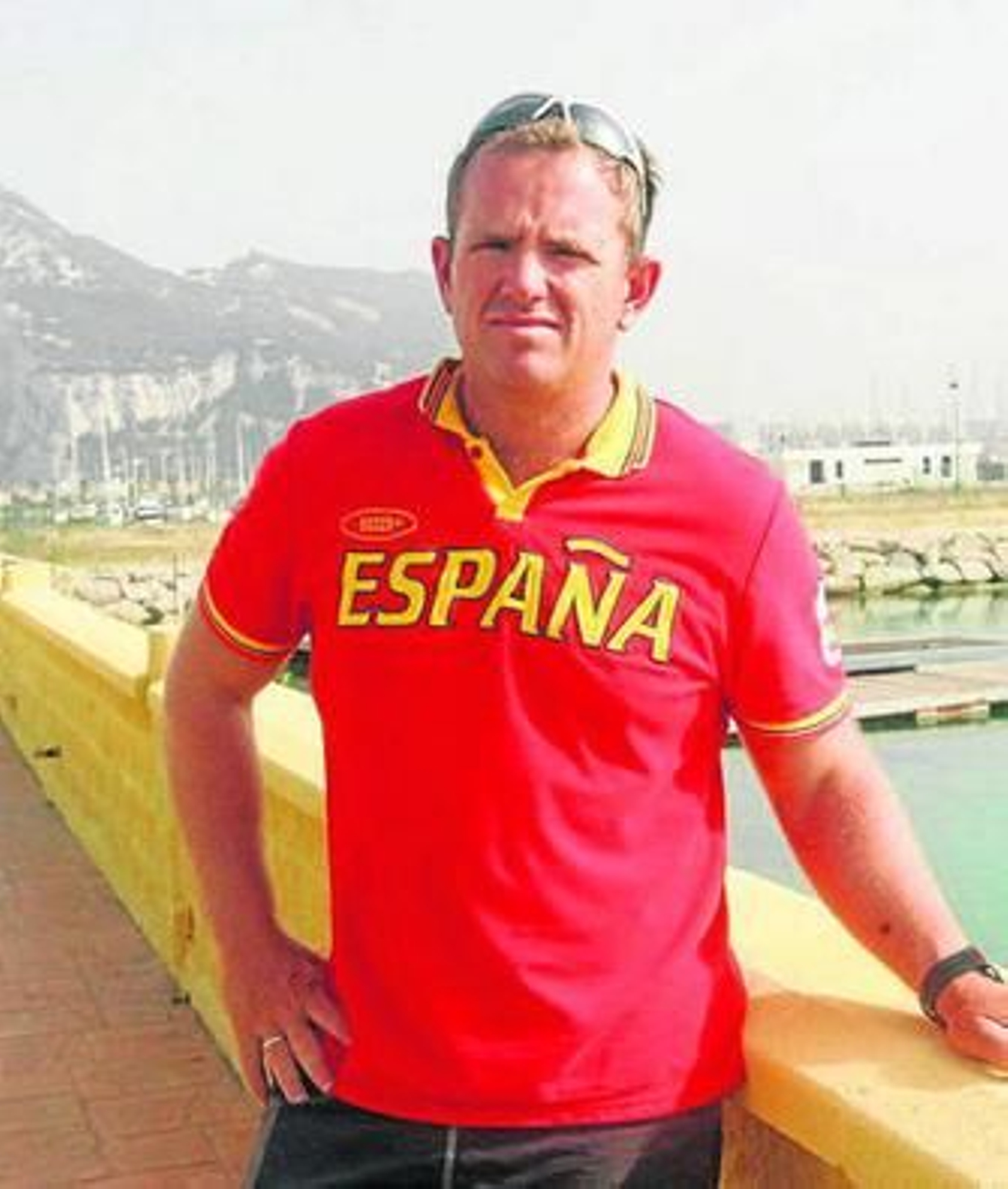 Rafa Trujillo, junto a la playa de Poniente de La Línea.