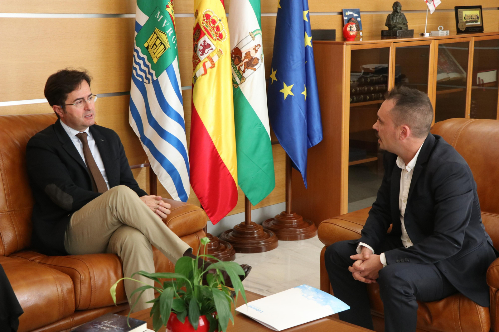 Francisco Góngora dialoga con Luis Muñoz.