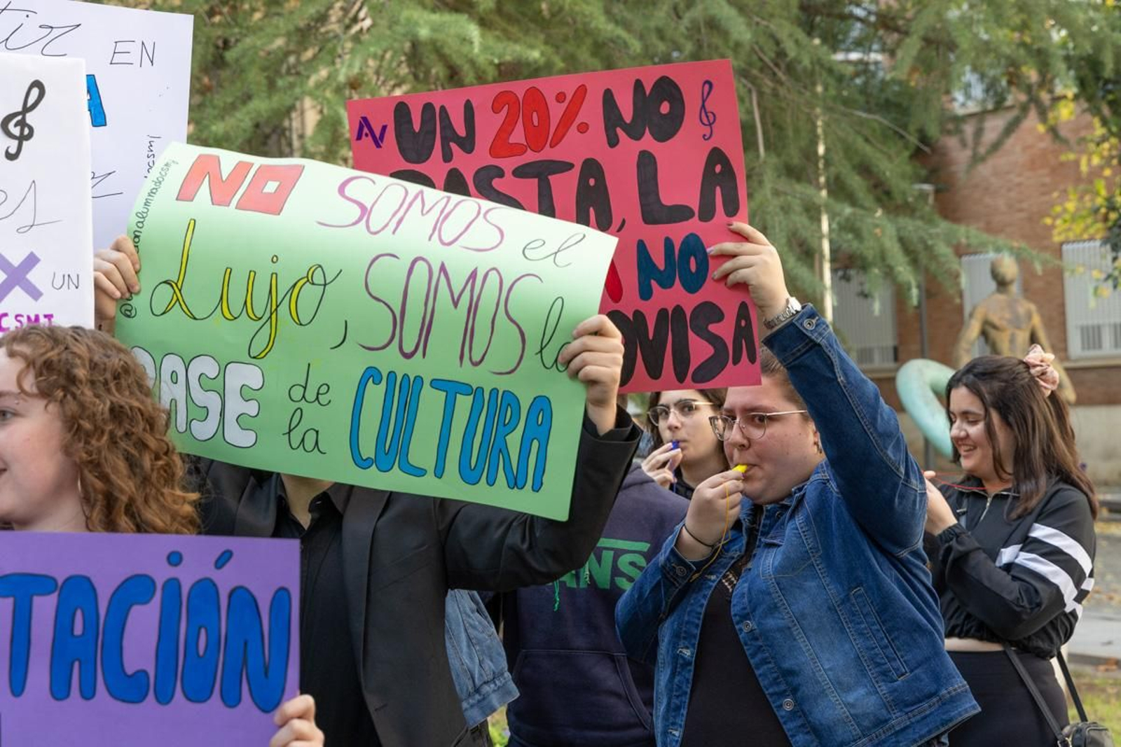 Concentración del alumnado del Conservatorio Superior de Música de Jaén para reclamar a la Junta de Andalucía que cumpla con los compromisos de dotación instrumental de la nueva sede