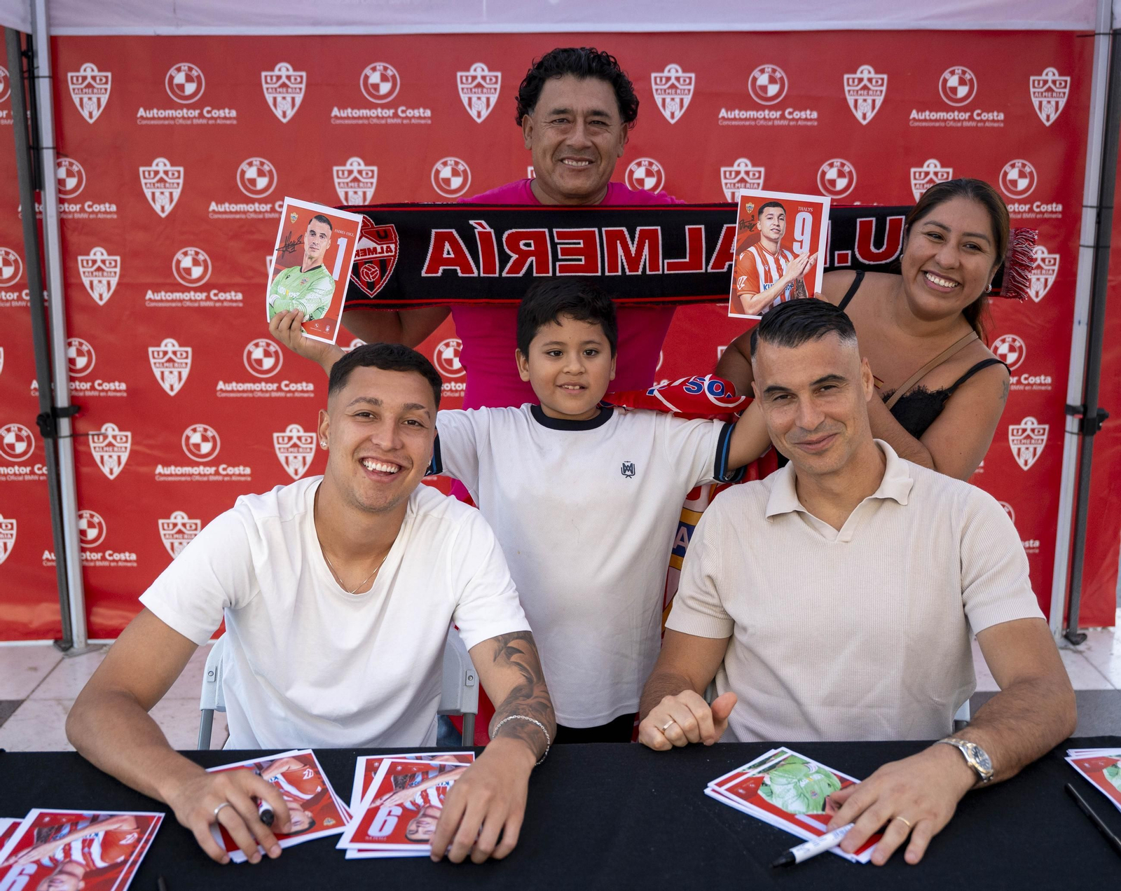 Los jugadores de la UDA Thalys y Andrés firman autógrafos