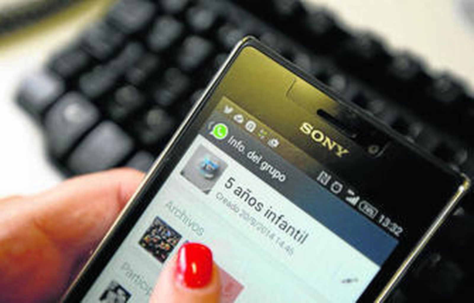 Una madre consulta la información en el whatsapp de un grupo escolar.