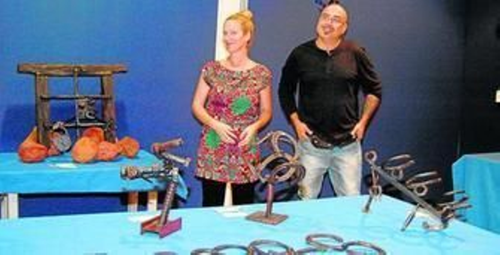 Rafael Álvarez con Juana Martín -en la imagen superior- y algunas obras de la exposición.