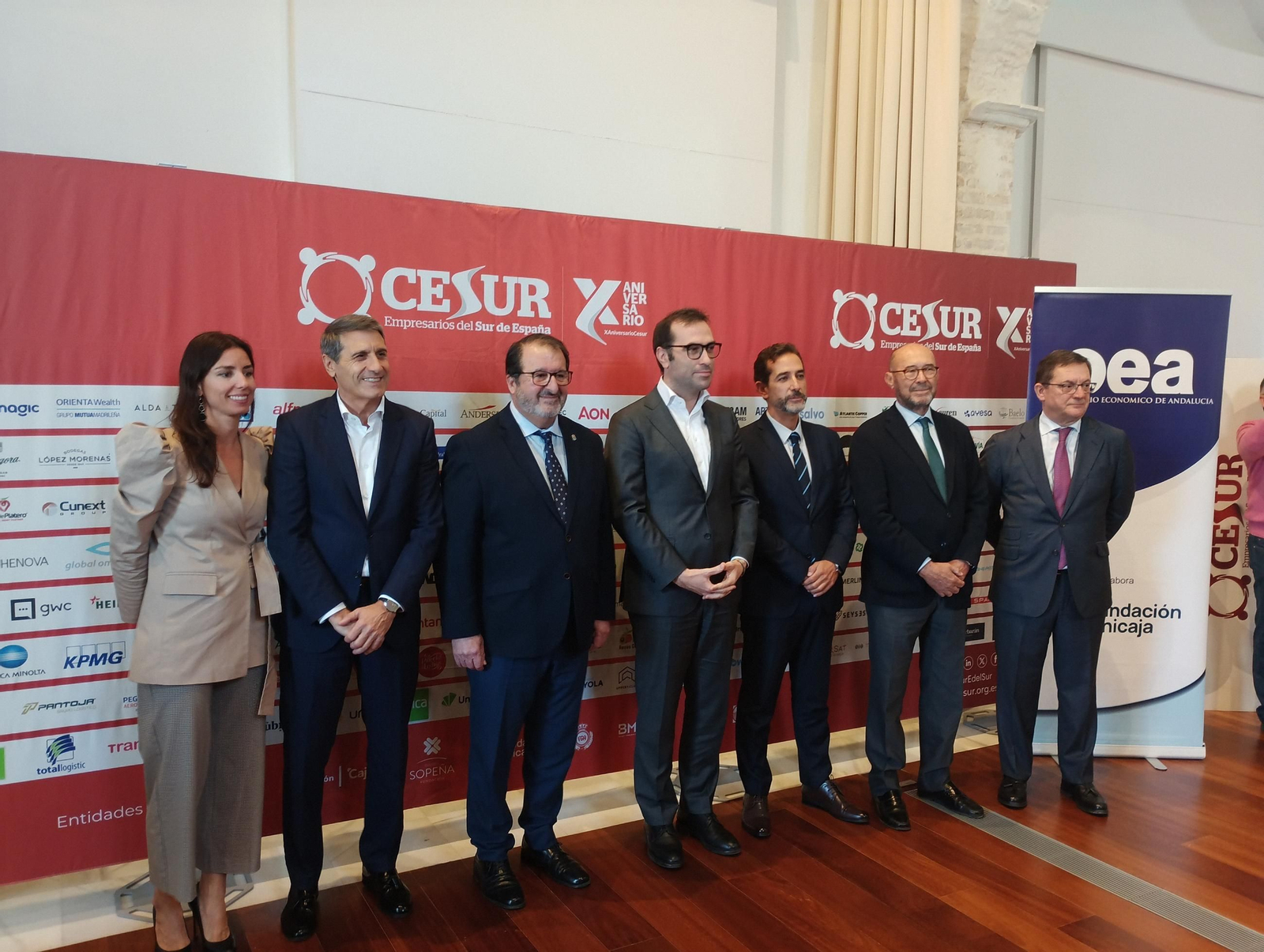 Foto de familia del foro 'Avanzando en la incertidumbre', con el ministro Carlos Cuerpo en el centro.