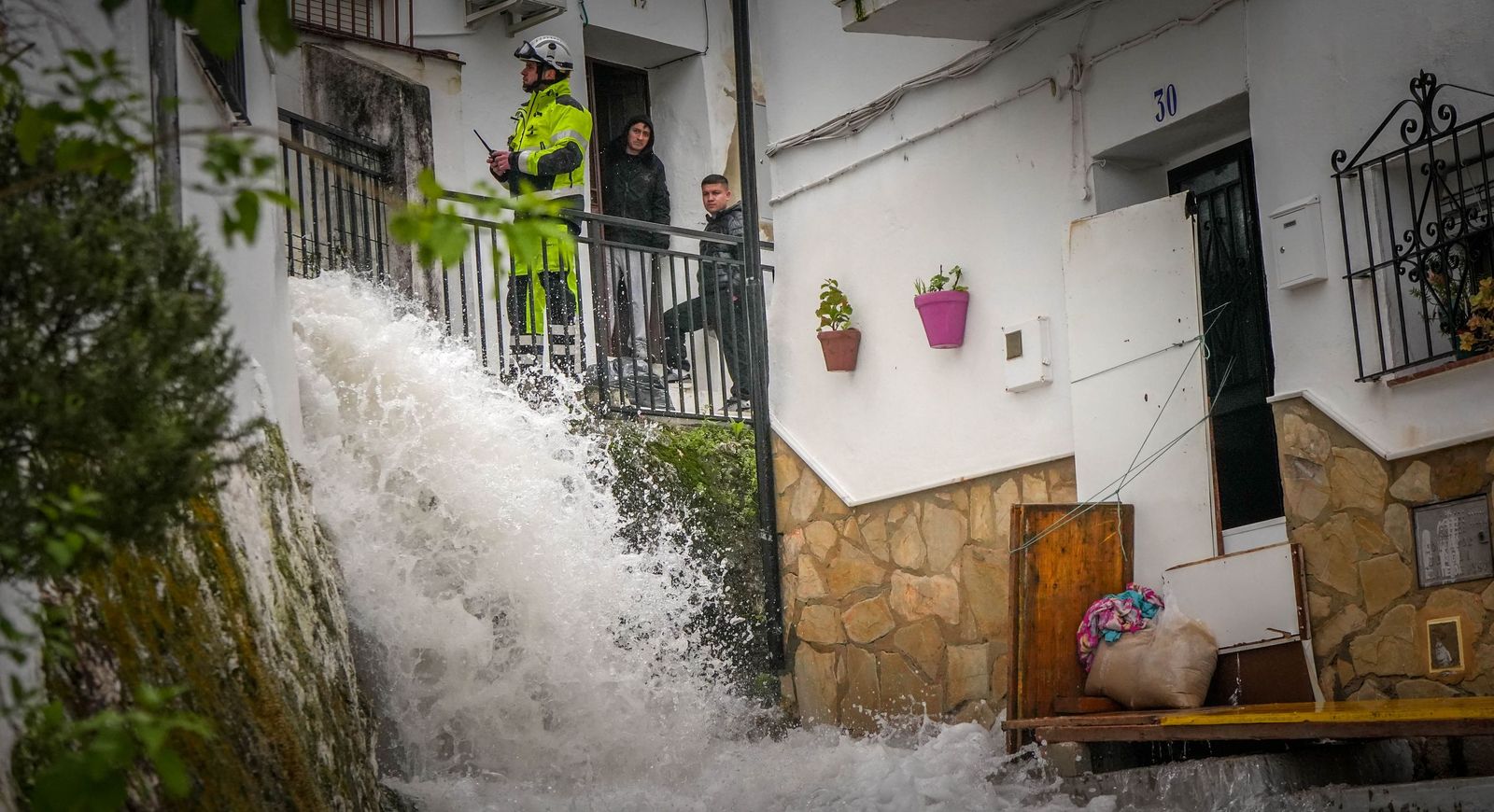 Imágenes de los torrentes de agua por las calles de Ubrique