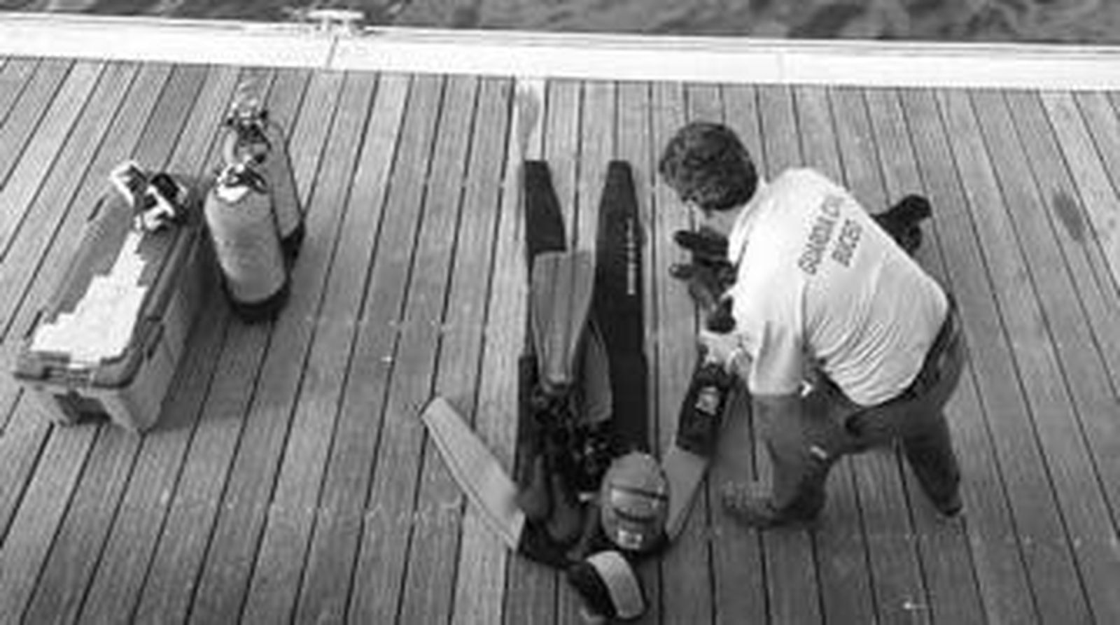 Un agente de la Guardia Civil prepara el equipo en una de las jornadas de rescate del 'Nuevo Pepita Aurora`.