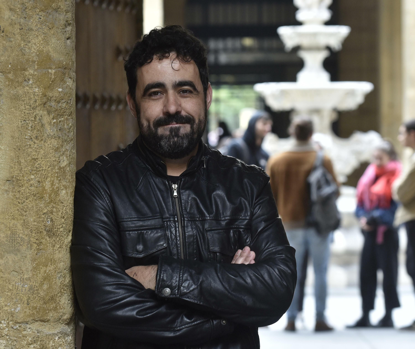 El investigador Ibán Díaz, en el patio de la Universidad de Sevilla.