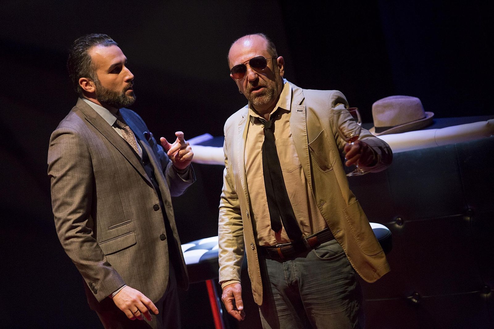 Los hermanos en un momento de la obra.