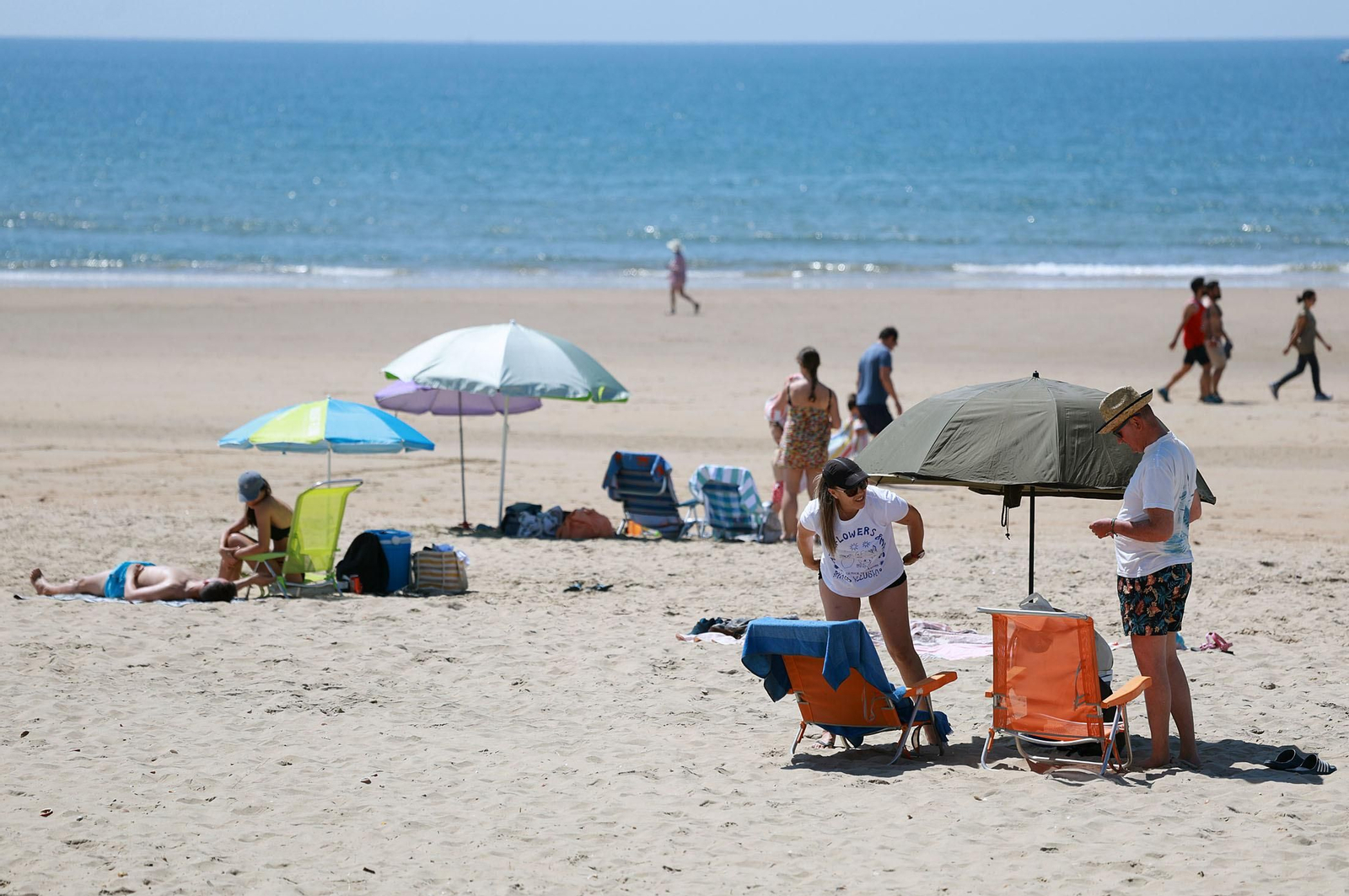 Imágenes del ambiente en las playas de Punta Umbría y La Bota en la mañana del domingo