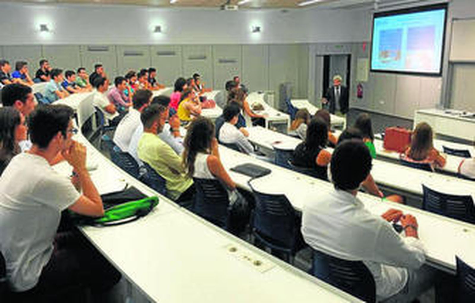 Los alumnos de la Universidad Loyola, durante la jornada inaugural.