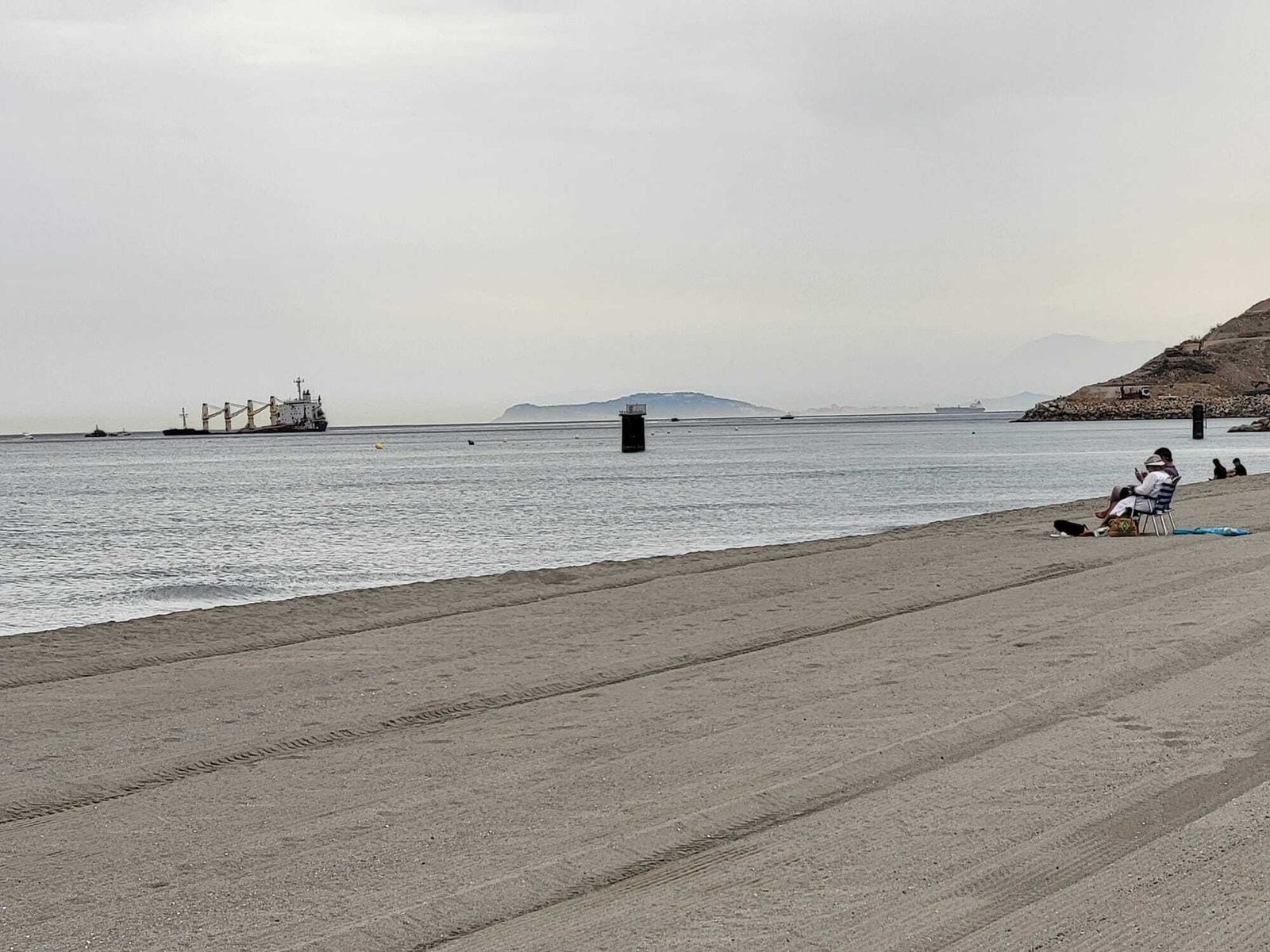 La Unidad de Contaminación Ambiental de Algeciras no ha encontrado restos del vertido del barco de Gibraltar en la línea de costa