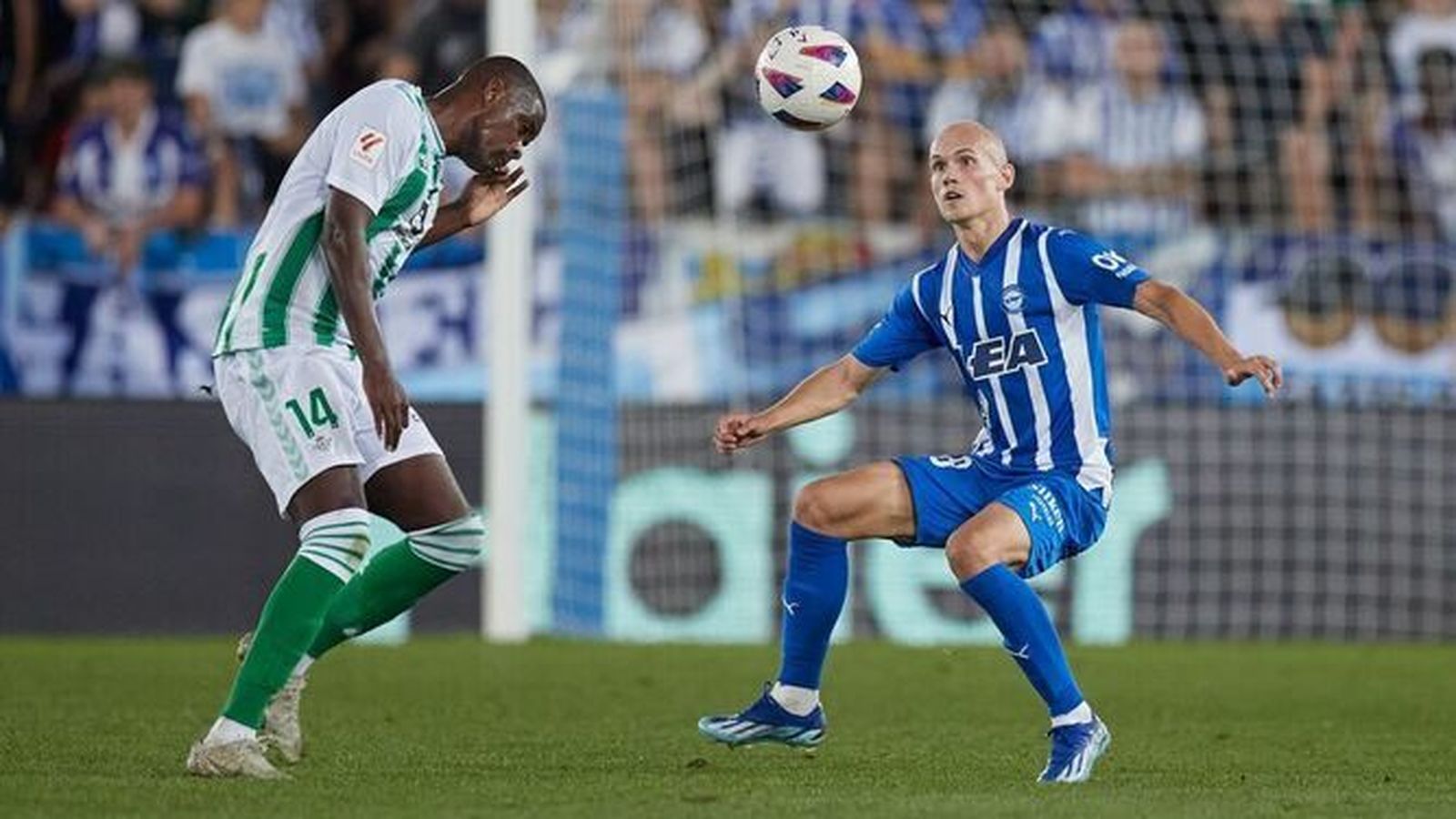 William Carvalho trata de interceptar un balón ante Guridi.