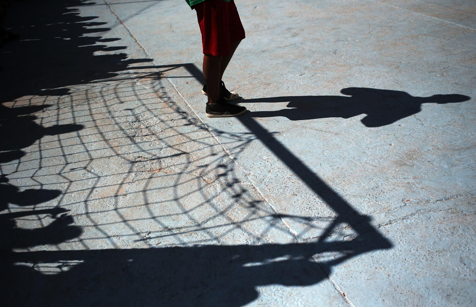 Niños jugando al fútbol