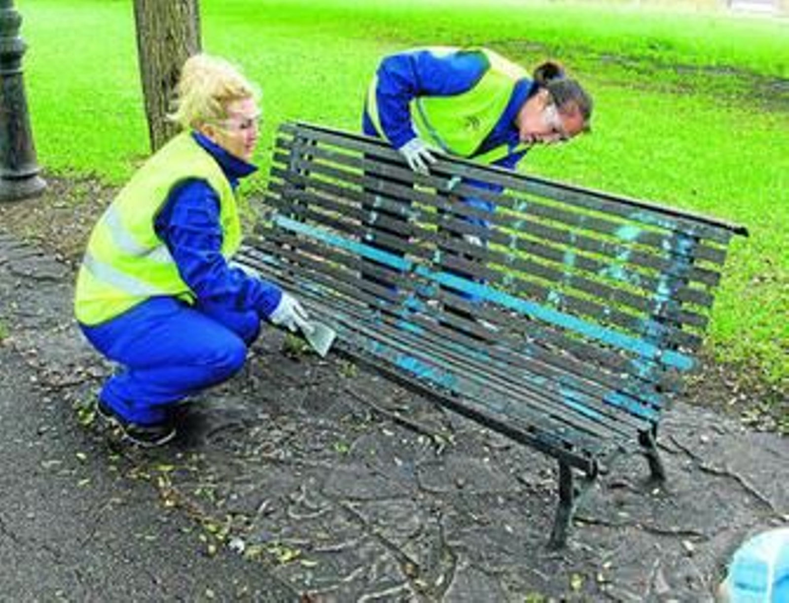 Personal contratado con el plan de empleo, ayer, en el Parque del Oeste.
