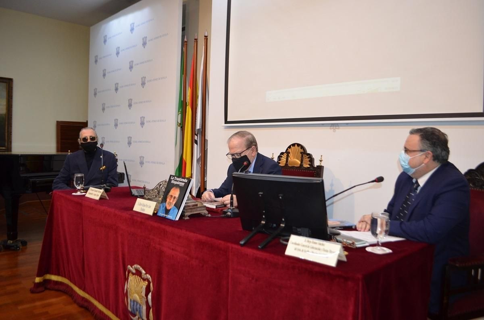 El presidente del Ateneo, Alberto Máximo Pérez Calero, junto al autor Pascual González y al prologuista Diego Ramos.