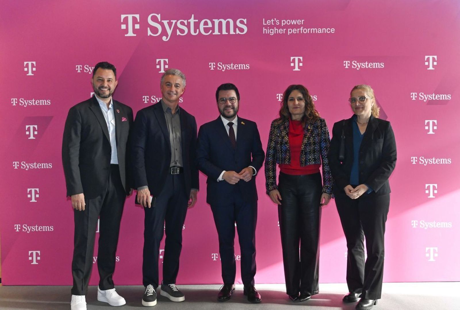 De izquierda a derecha: Osmar Polo, managing director de T-Systems Iberia; Adel Al-Saleh CEO de T-Systems; Pere Aragonés presidente de la Generalitat de Cataluña; Laura Vilagrá, consejera de la Presidencia, y Rosa Rodríguez, vicepresidenta de Ventas de T-Systems Iberia.