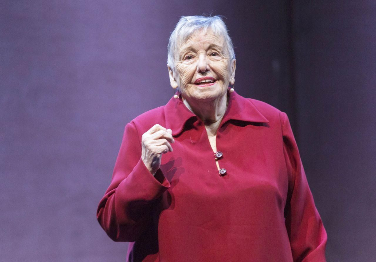 La actriz María Galiana durante una función de la obra teatral 'El abrazo'