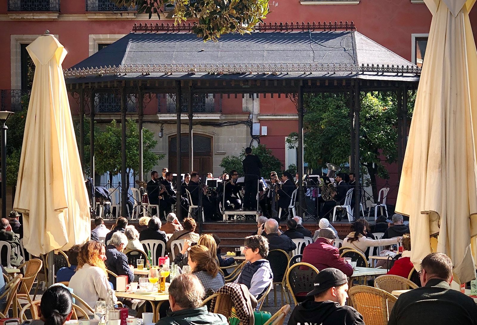 Imagen de una actuación de la Banda de Municipal de Música de Jerez en la plaza del Banco