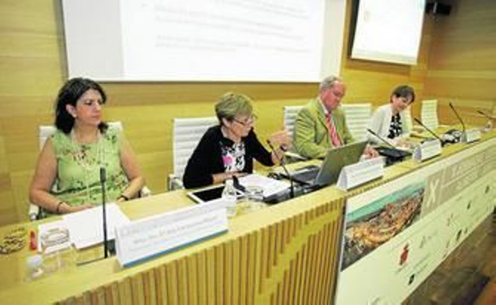 Raquel Alastruey Gracia, en su turno de palabra junto a Ana Carrascosa y Guillermo del Campo.