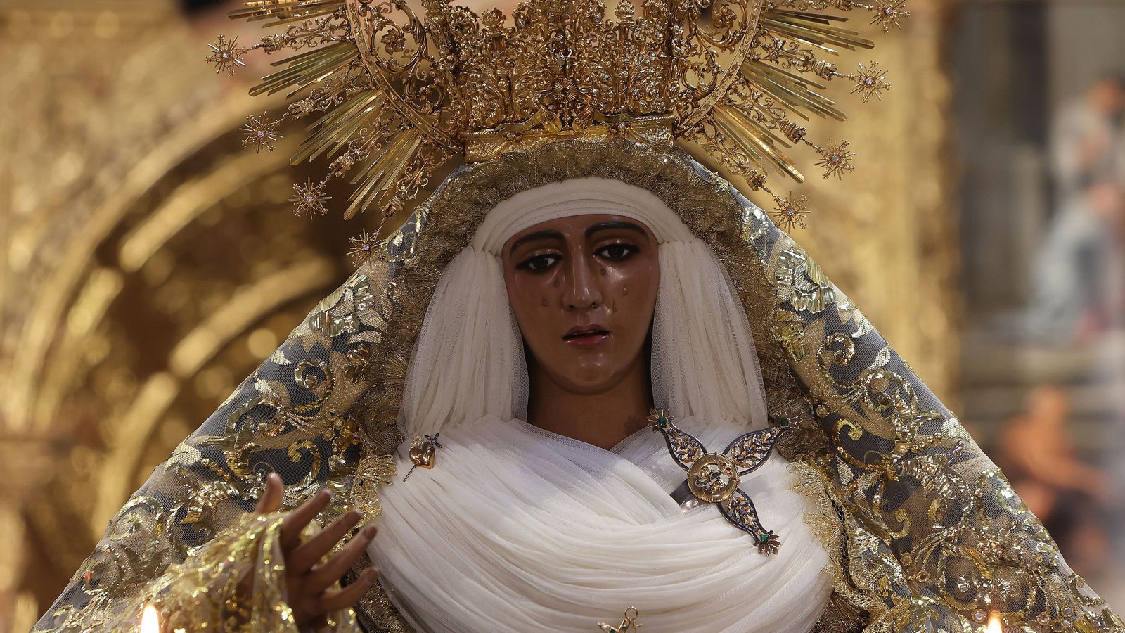 Primer plano del hermoso rostro de la Esperanza de Triana.