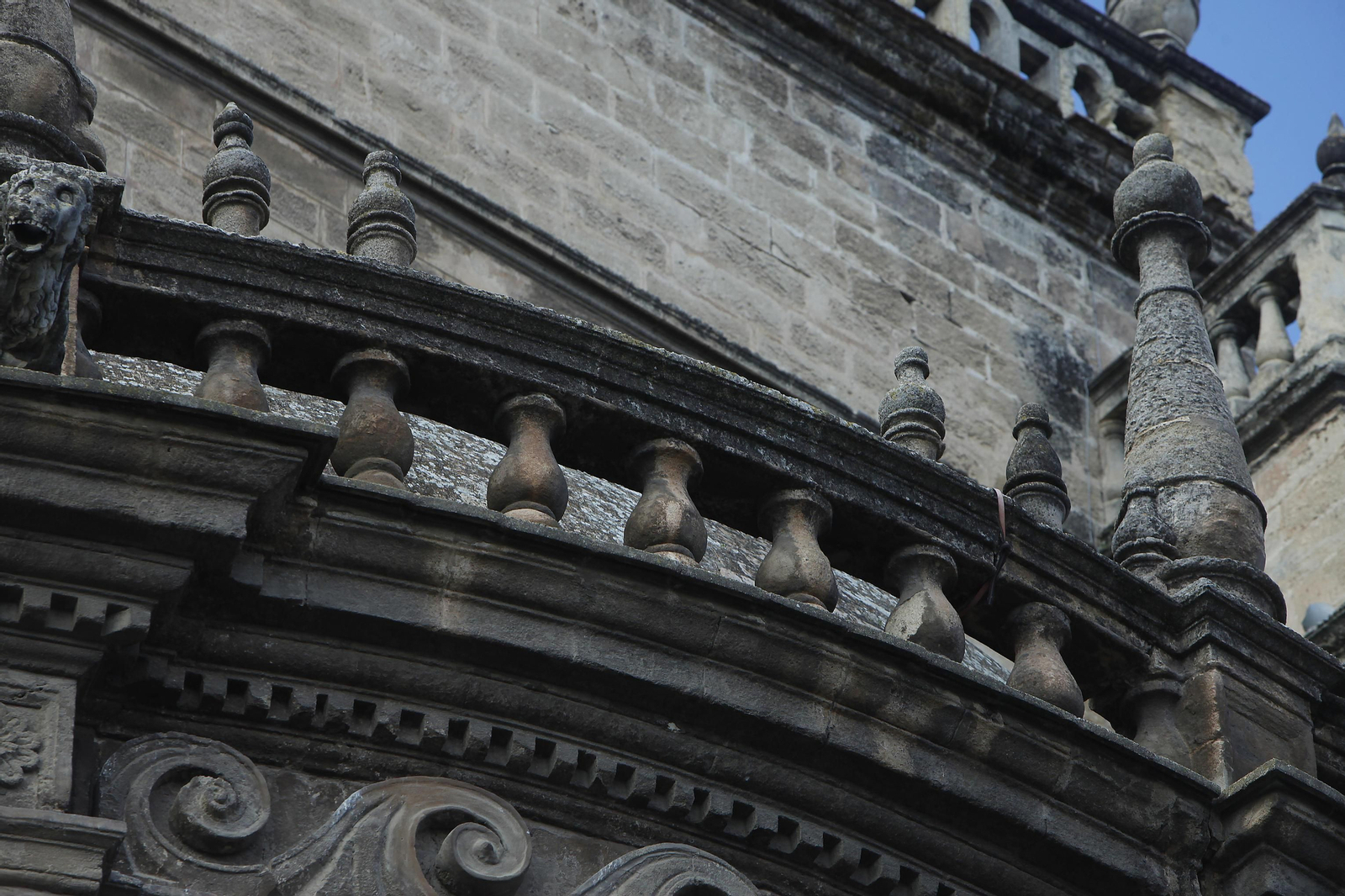 La limpieza  de la Capilla Real de la Catedral, en imágenes