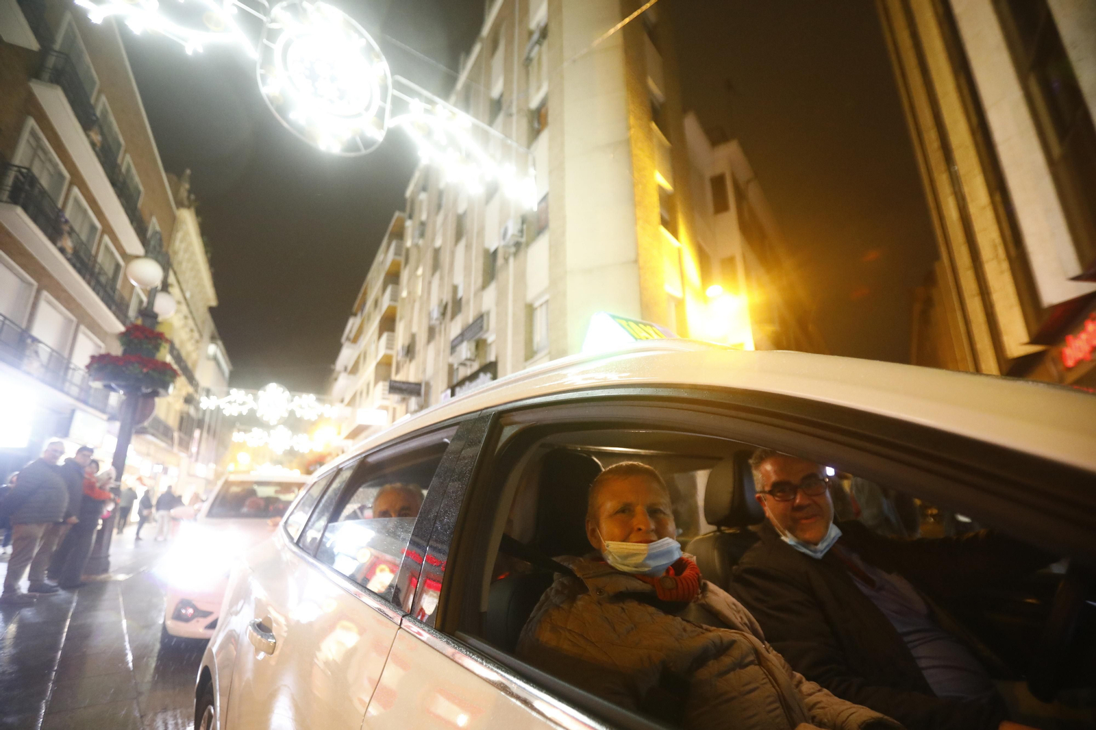Las imágenes del Paseo de la Ilusión en taxi por Córdoba para mostrar las luces de Navidad a los mayores Las imágenes del Paseo de la Ilusión en taxi por Córdoba para mostrar las luces de Navidad a los mayores