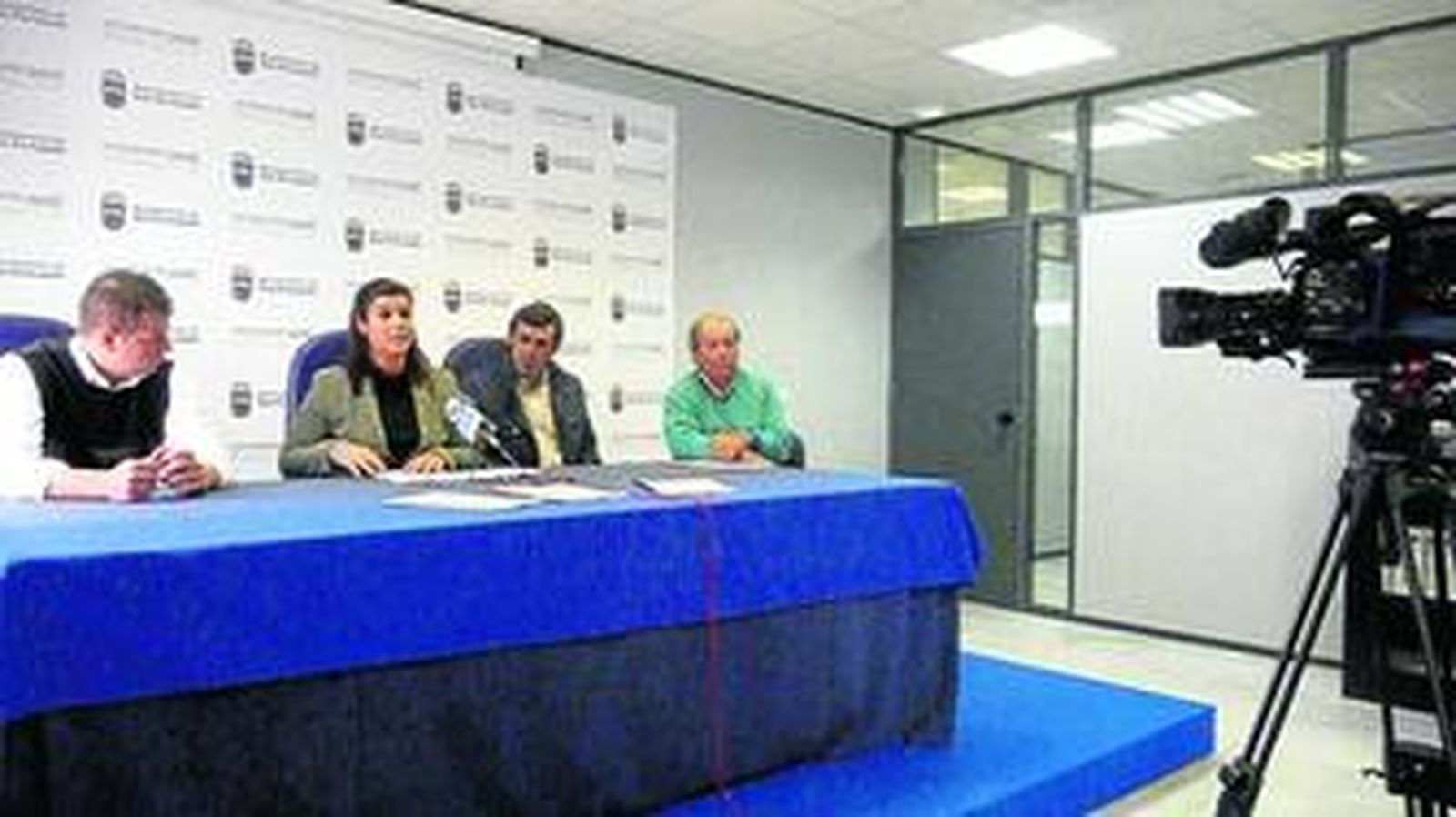 María José Suárez y los responsables de la escuela en la presentación de la memoria 2009.