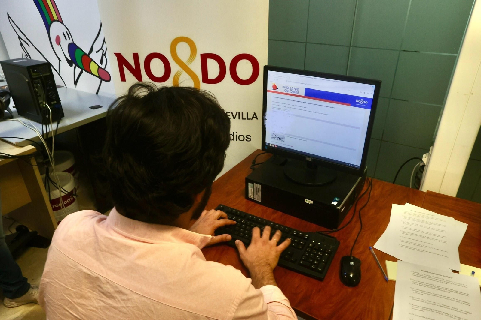 Un vecino de Los Remedios participa en la consulta desde la sede del distrito.