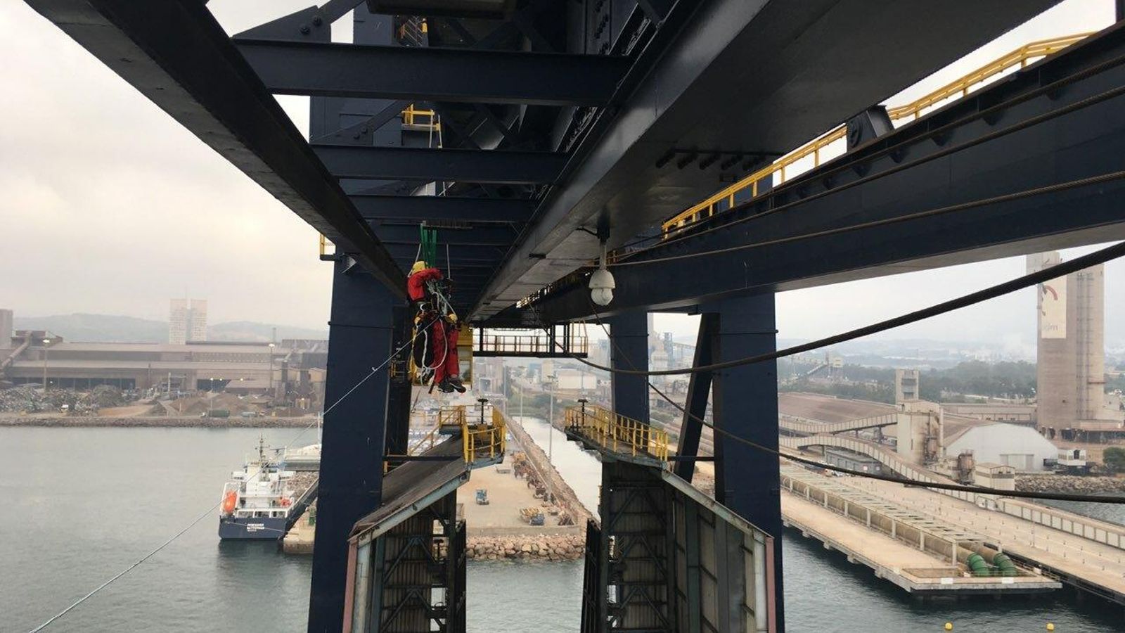Los activistas de Greenpeace, en la grúa de la terminal de carbón.