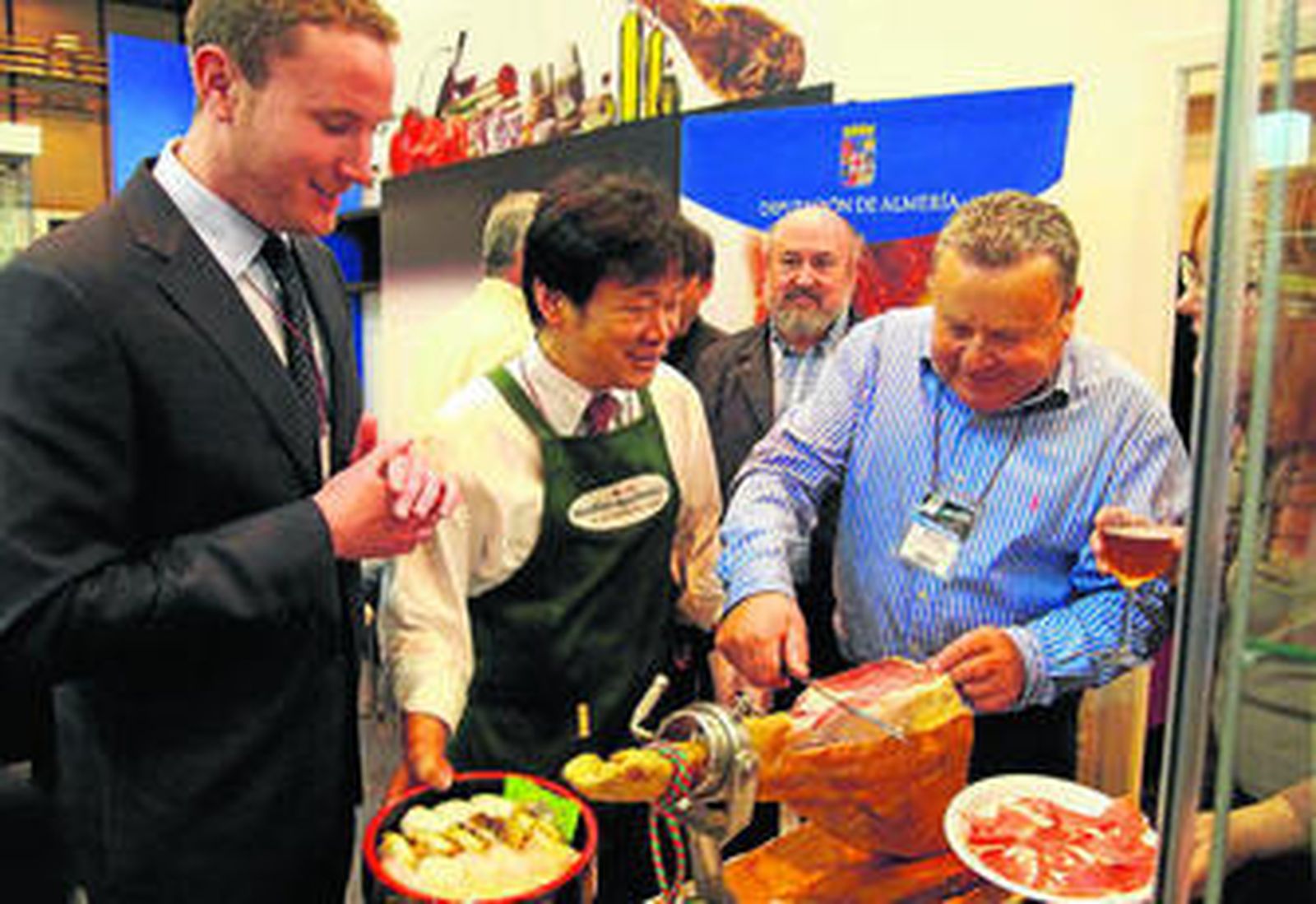 Emilio Salas y su hijo, con el que comparte nombre, en la pasada edición de la feria.