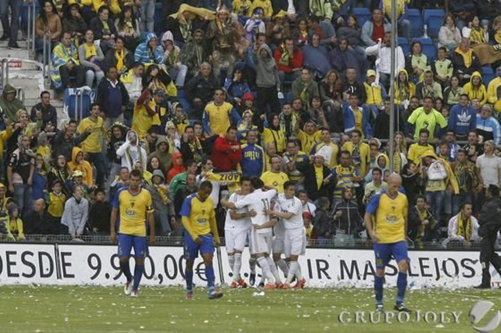 Los jugadores del Castilla celebran el 0-1, obra de Joselu, ante la desolación de los amarillos. 

Foto: Lourdes de Vicente - Joaquin Pino