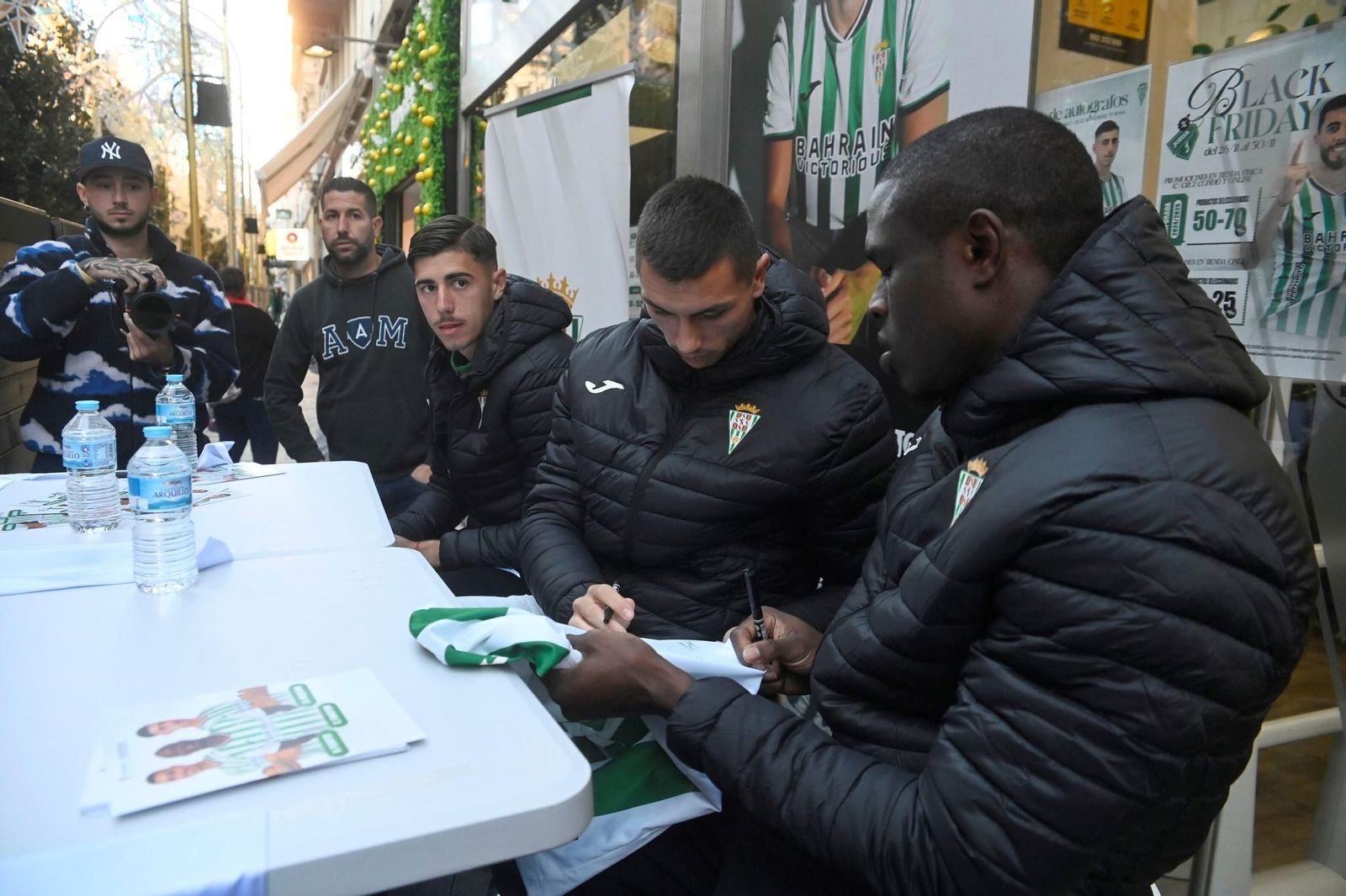 Furor en la tienda del Córdoba CF: las fotos de la firma de autógrafos de Requena, Fomeyem y Adri Fuentes