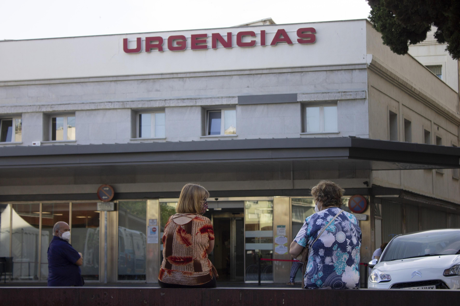 Dos mujeres sentadas frente a la puerta de Urgencias del Virgen de las Nieves recientemente.
