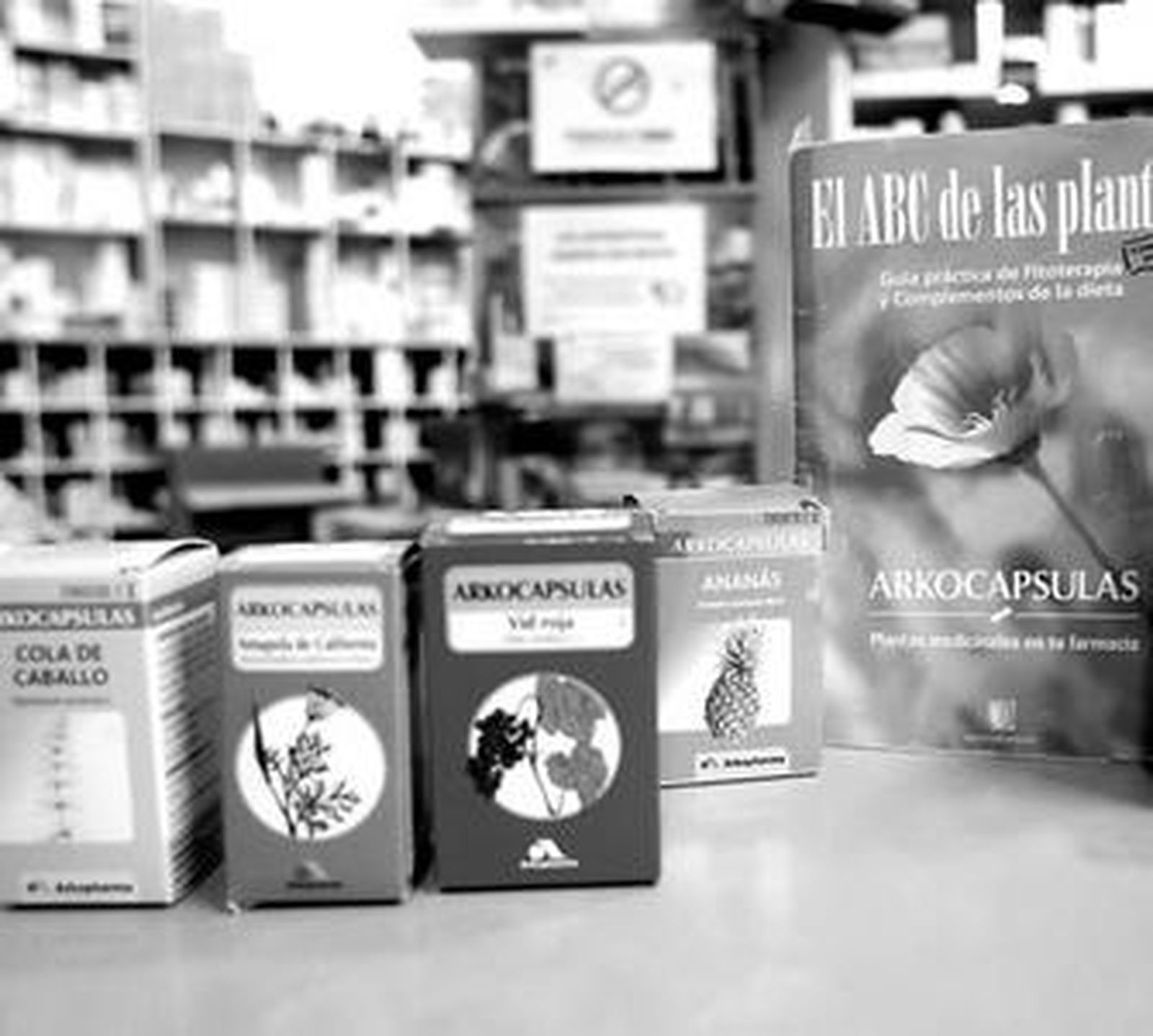 Varios medicamentos vegetales en una farmacia gaditana.