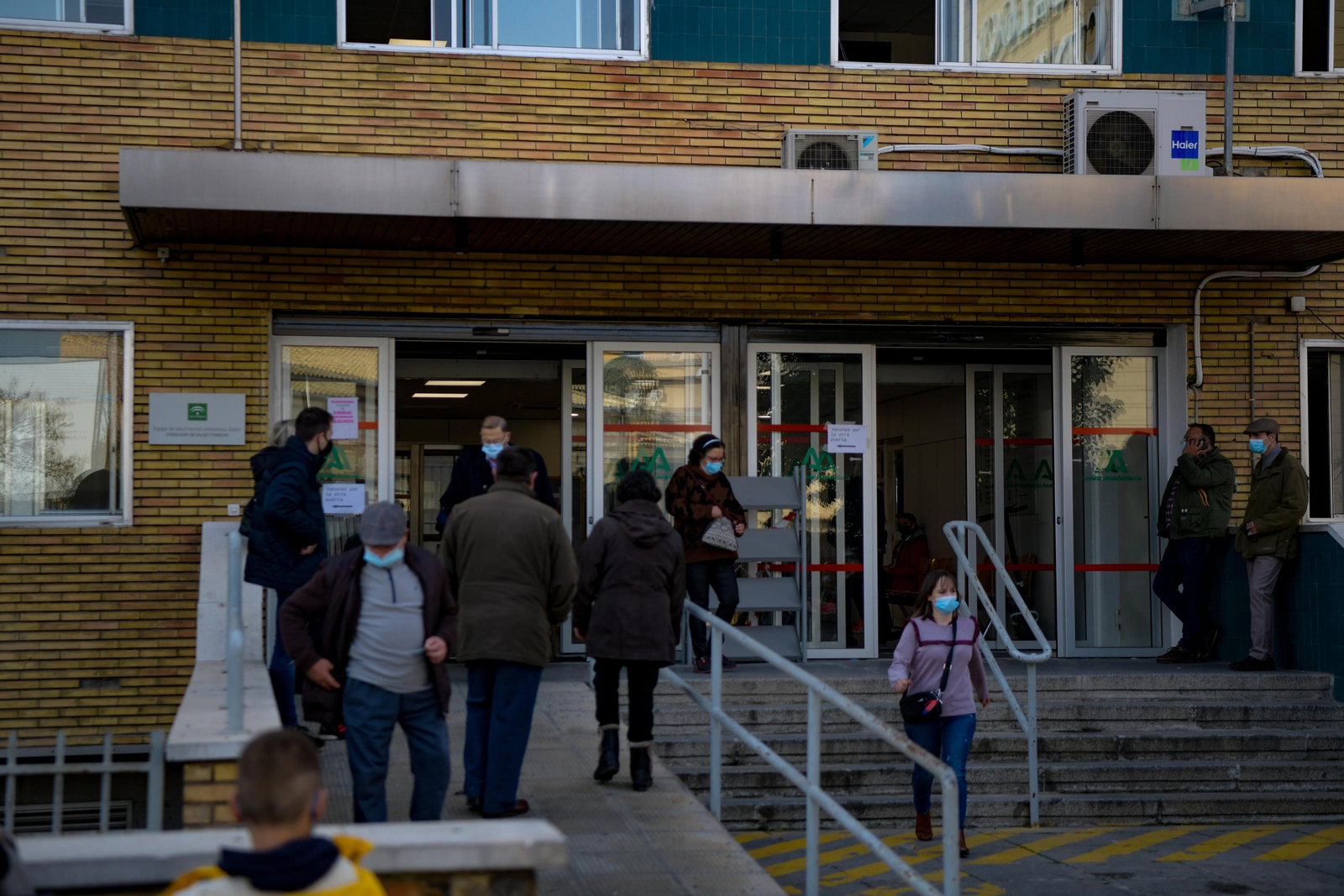 Acceso a un centro de salud de Granada.