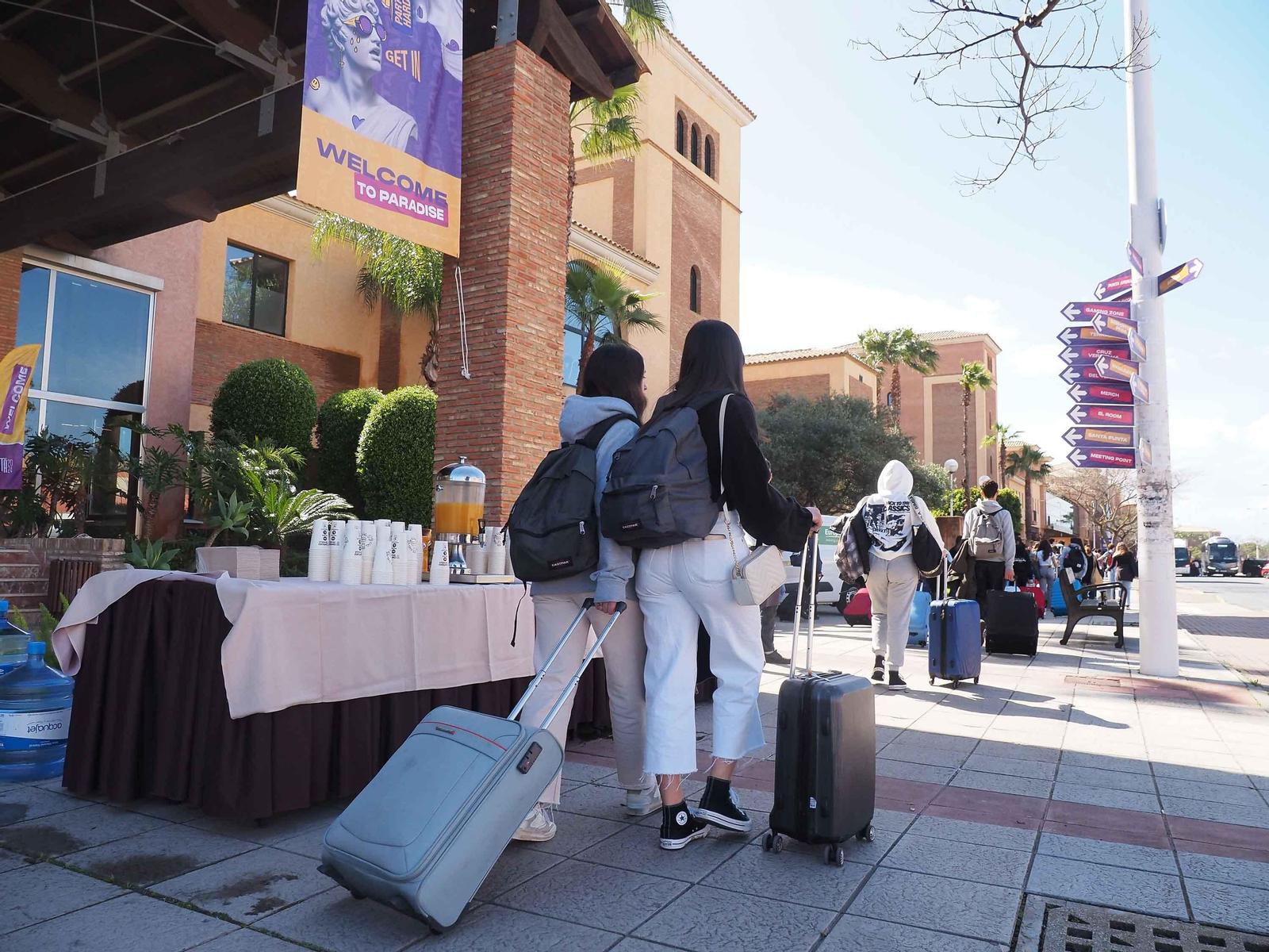 Las fotos de la espectacular llegada de 10.000 estudiantes portugueses a Punta Umbría