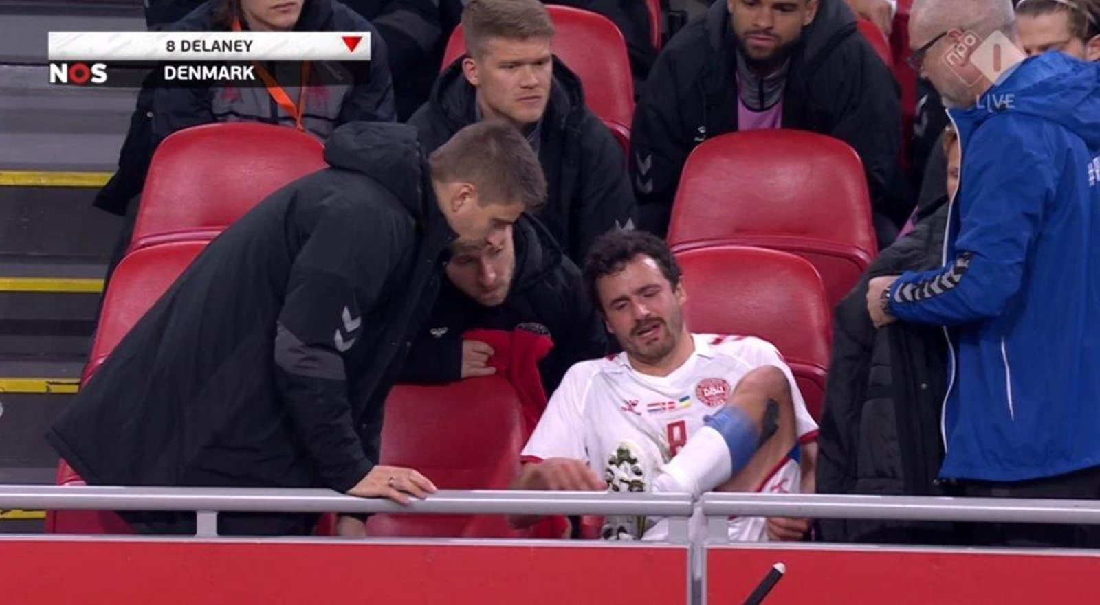 Imagenes del banquillo mostradas por la televisión neerlandesa tras la sustitución de Delaney.