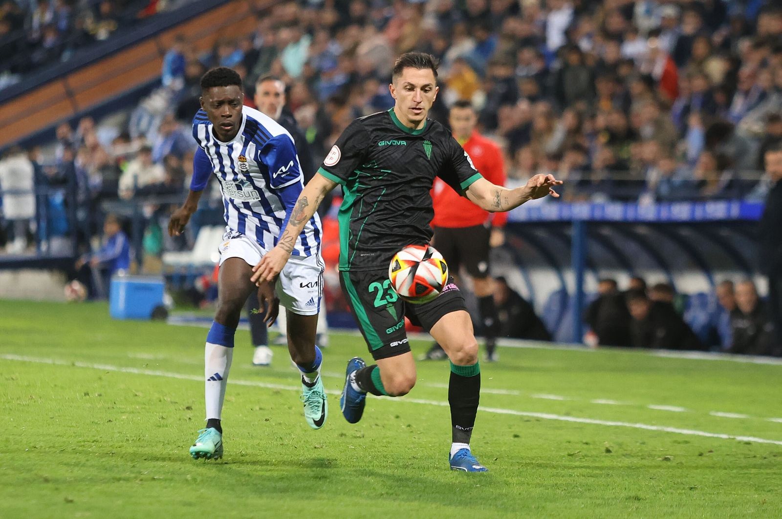 Rahim presiona a Carracedo durante el Recre-Córdoba