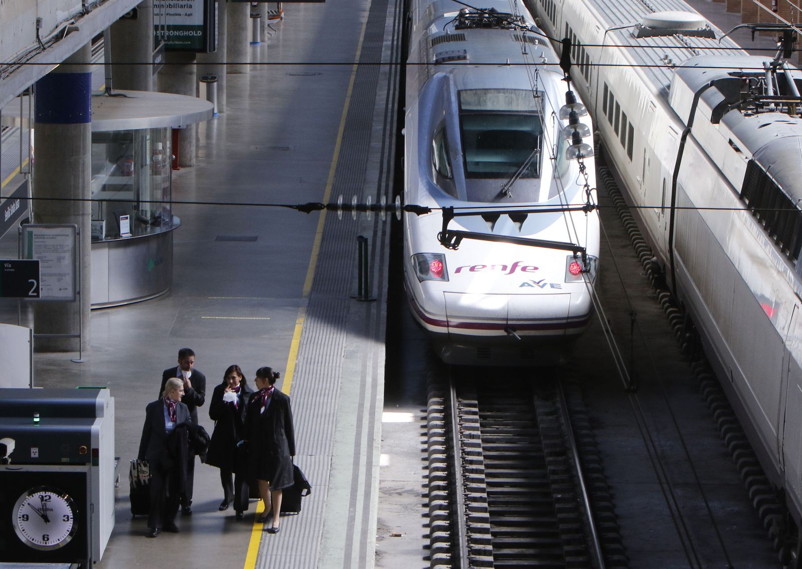 Un tren de Alta Velocidad en la estación de Santa Justa.
