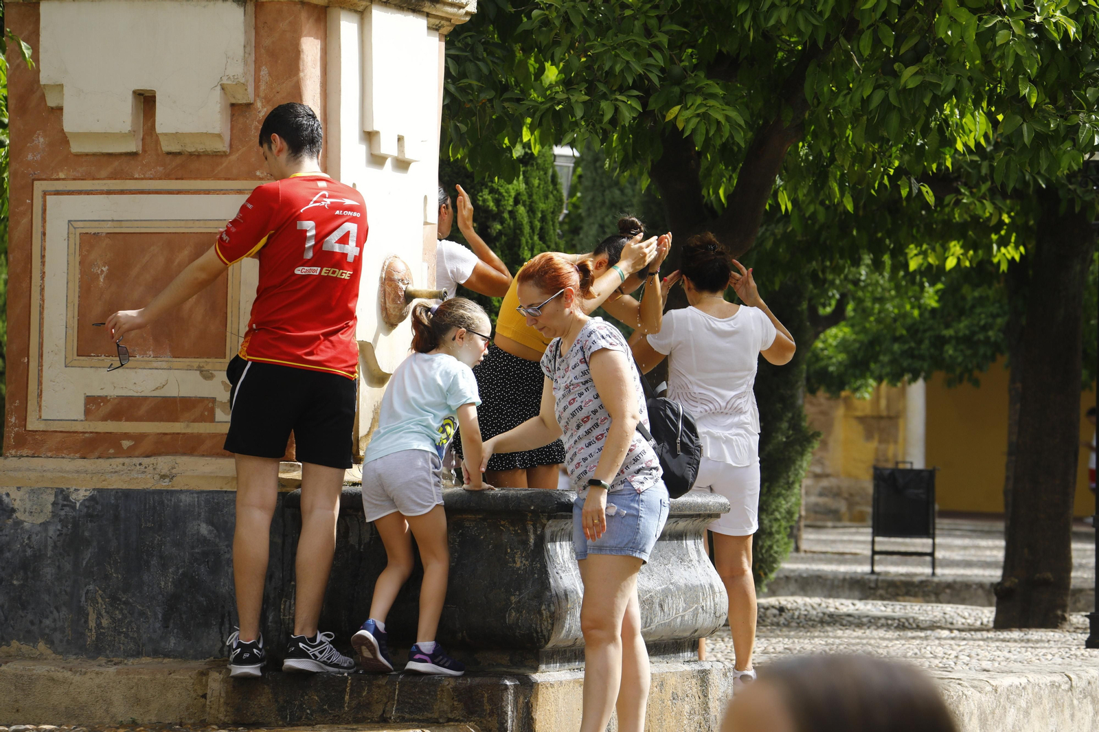 Los turistas visitan Córdoba en alerta roja por altas temperaturas, en fotografías