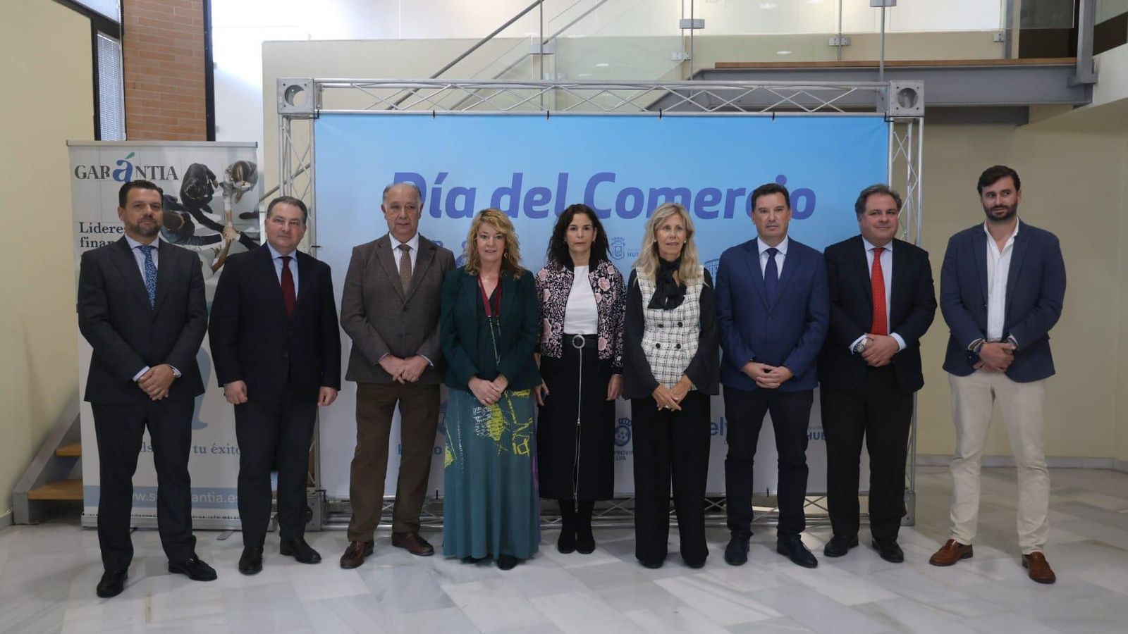Autoridades en una foto de familia antes de la celebración del Día del Comercio, en el hall de la FOE.