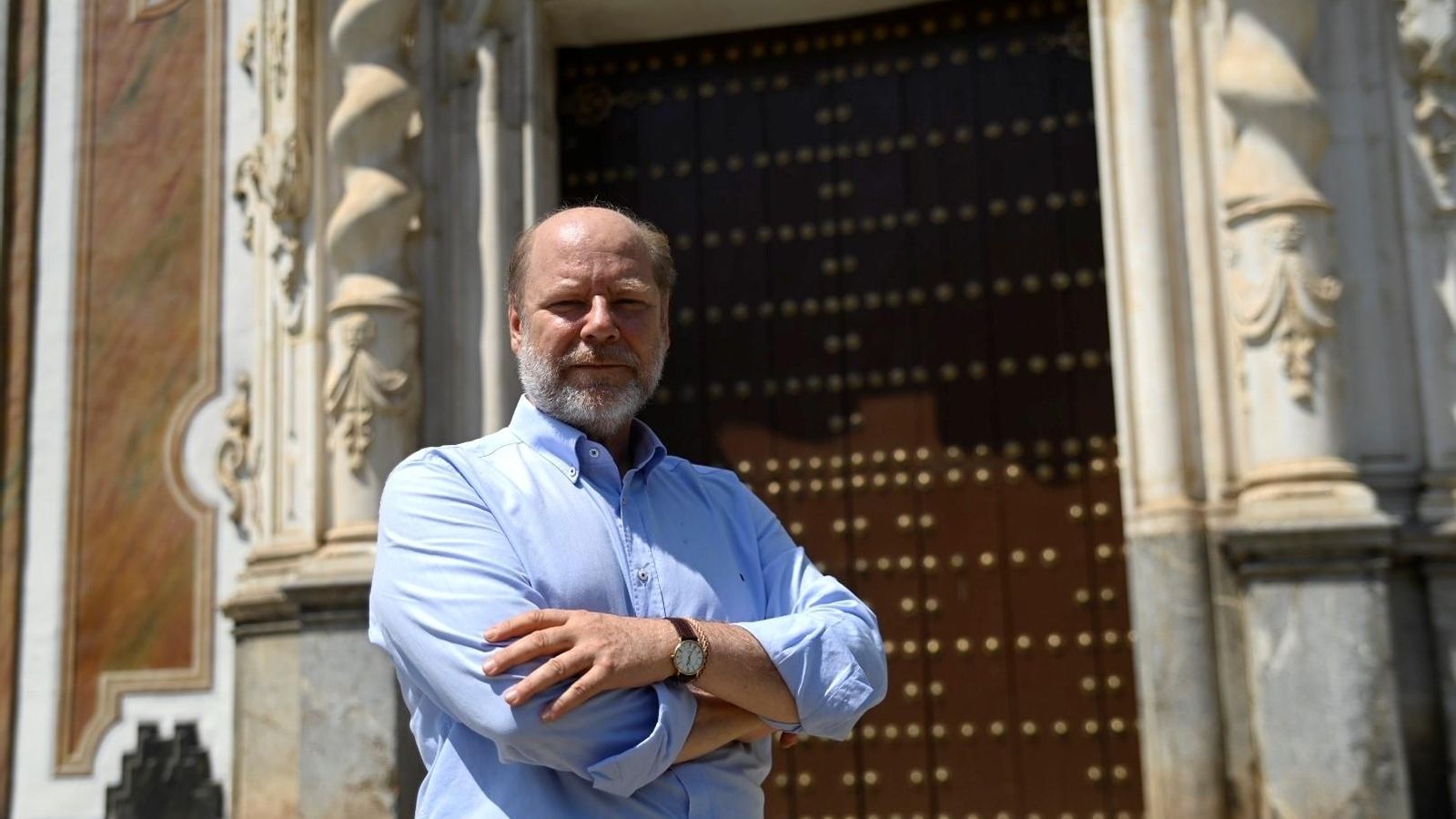 Luis Galán posa para 'el Día de Córdoba' ante la fachada de la iglesia de la Merced.
