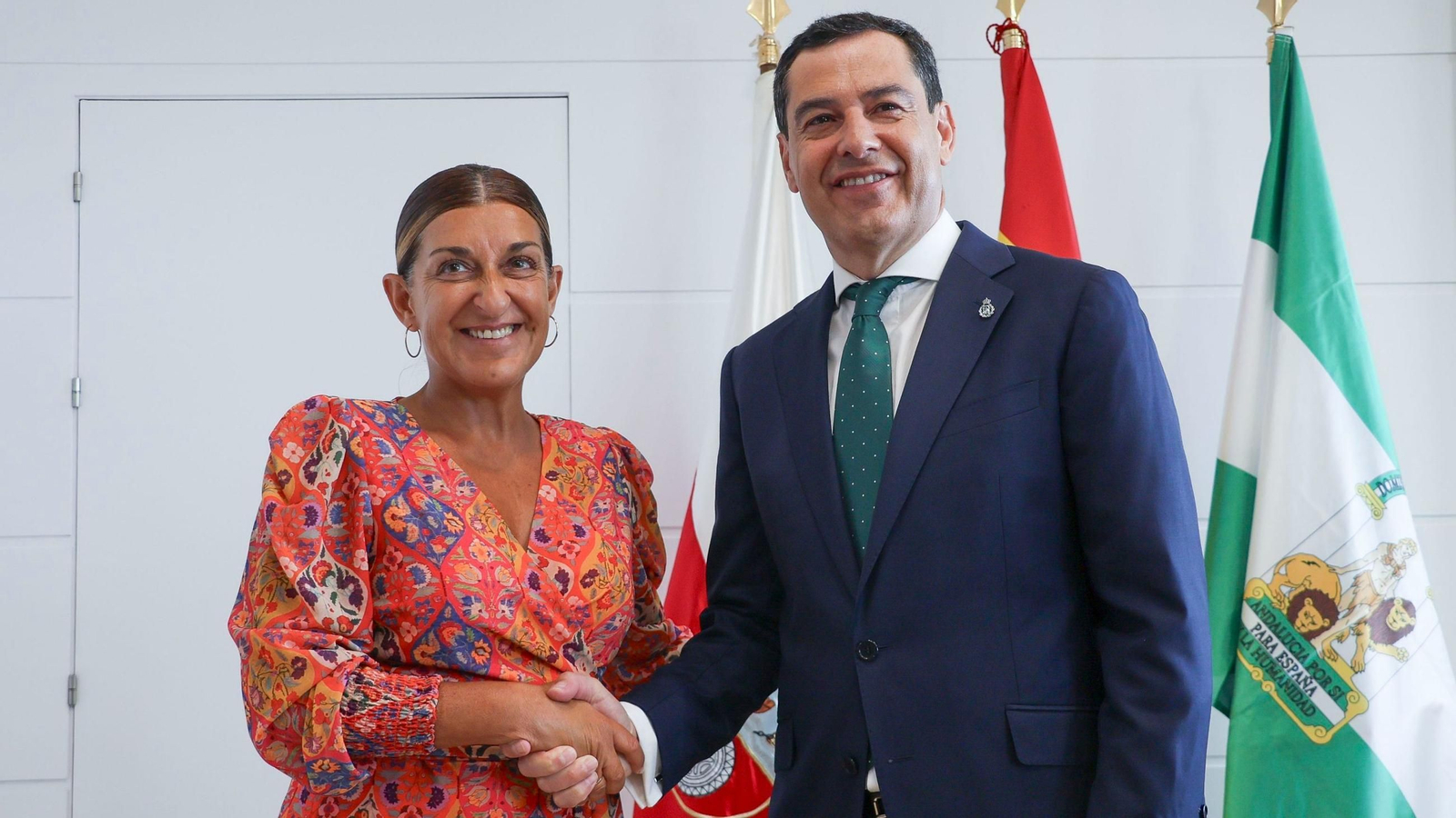 Juanma Moreno este martes en Santander junto a María José Sáenz, presidenta de Cantabria