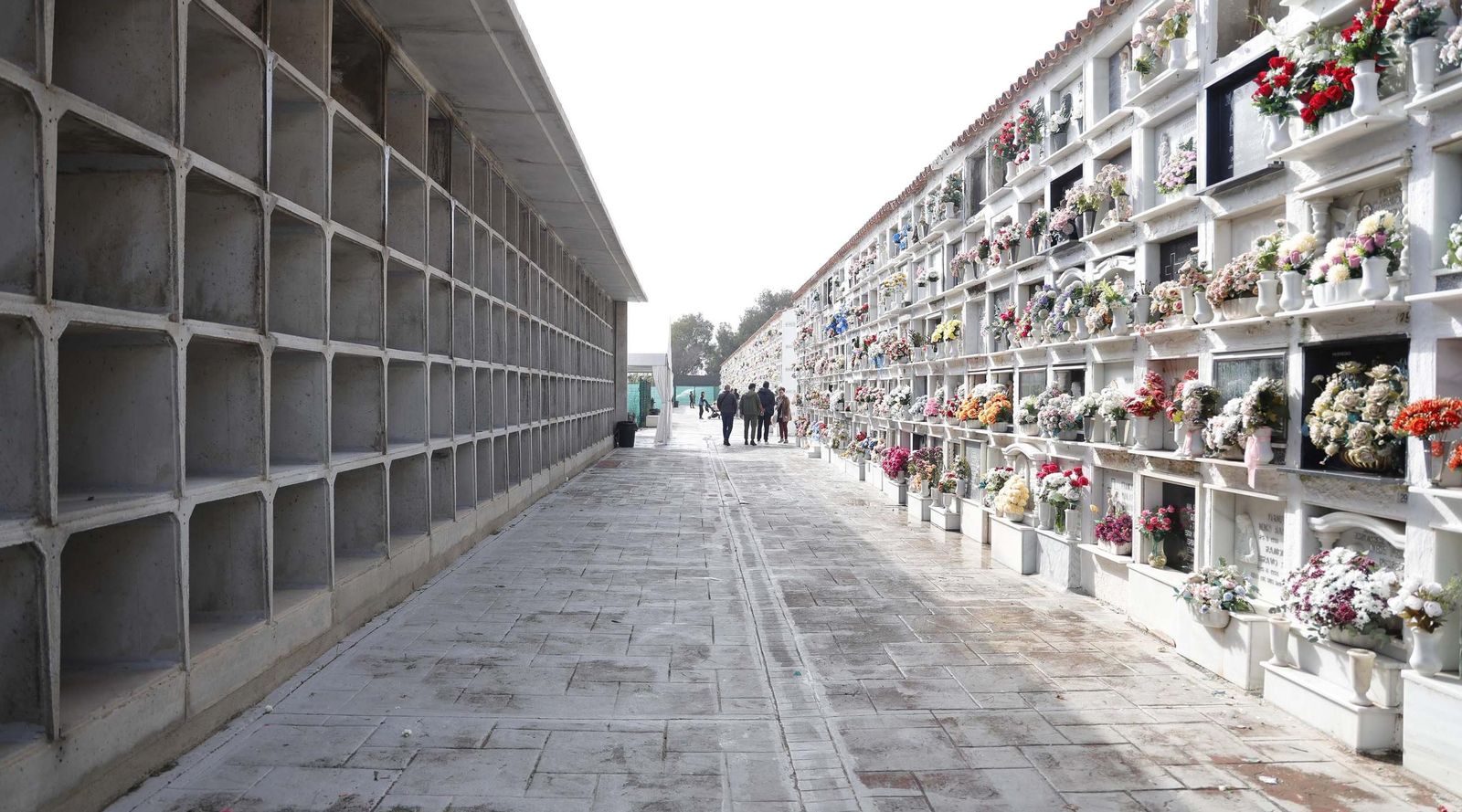 Fotos del Día de Todos Los Santos en el cementerio de La Línea