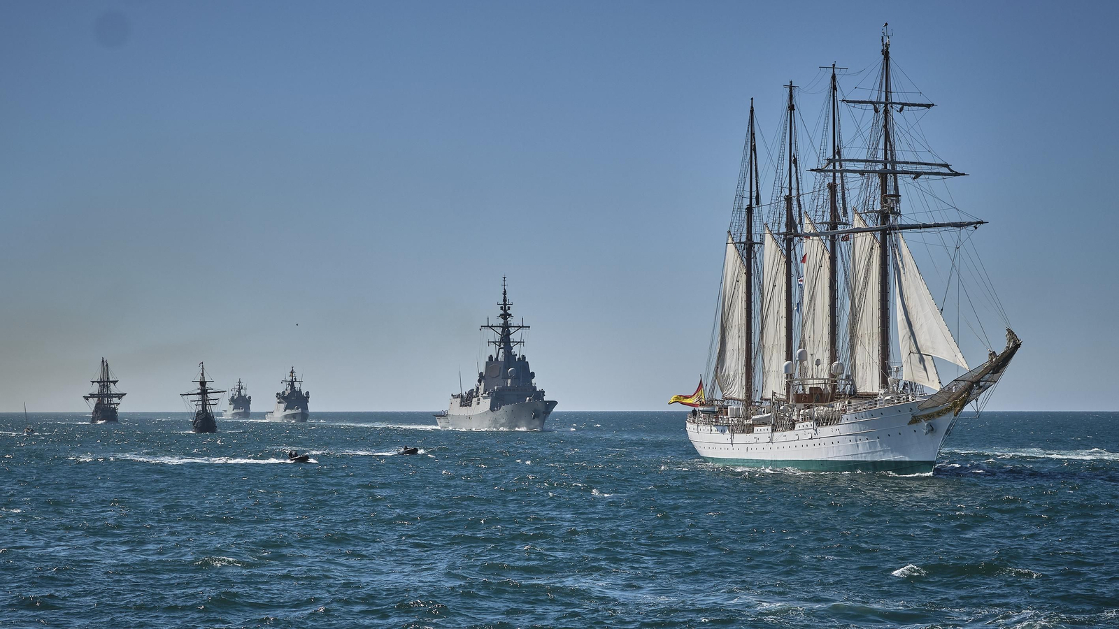 Parada naval y aérea en homenaje a Elcano en aguas de Sanlúcar. Parada naval y aérea en homenaje a Elcano en aguas de Sanlúcar.