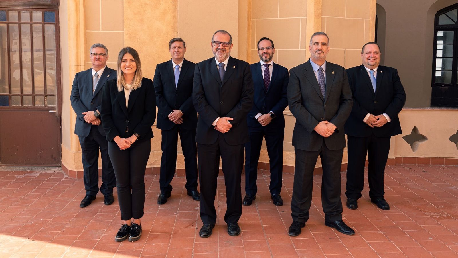 Jesús Díaz junto a la nueva permanente de la corporación.