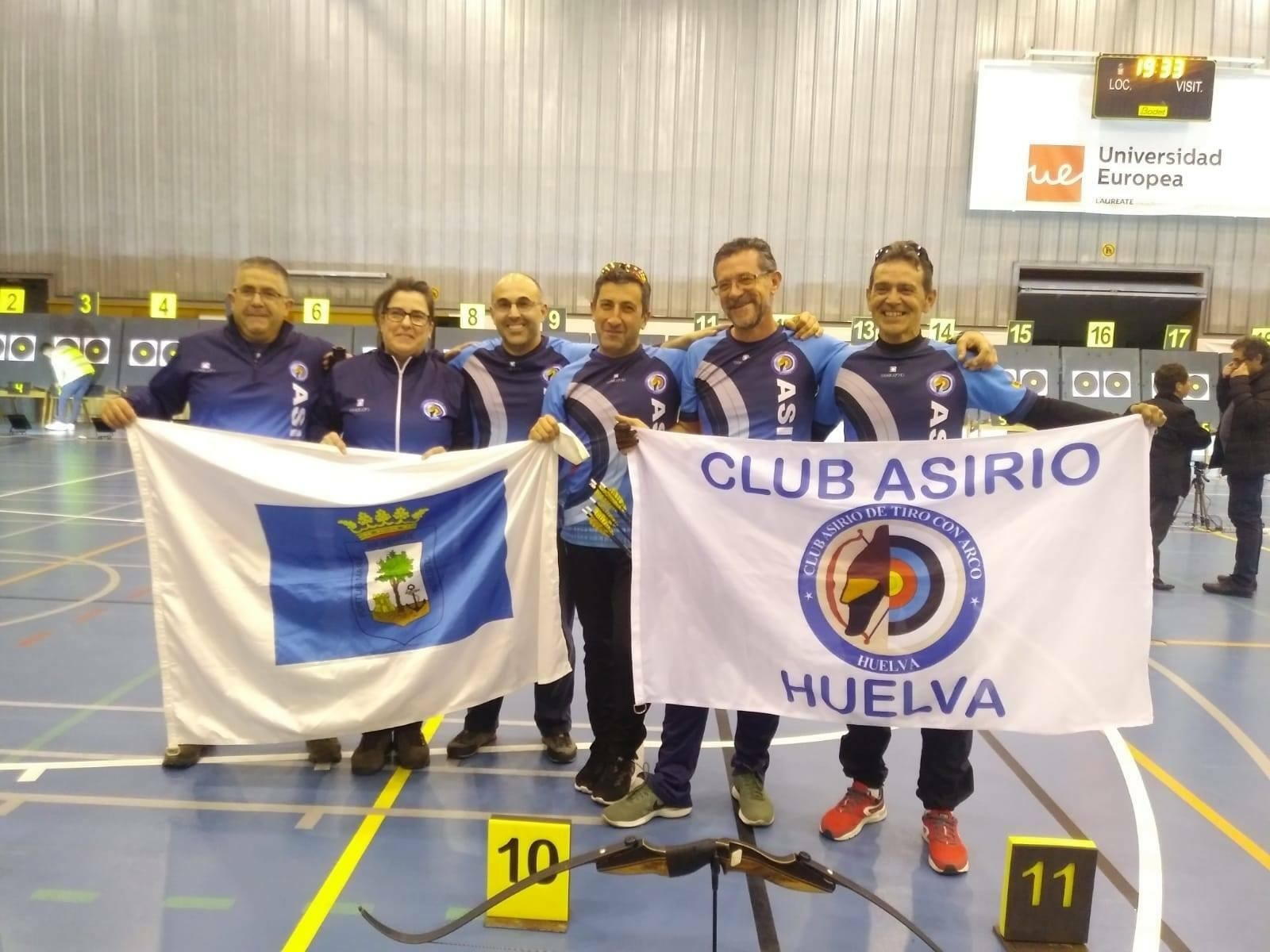 Los seis representantes del Club Asirio en Madrid.