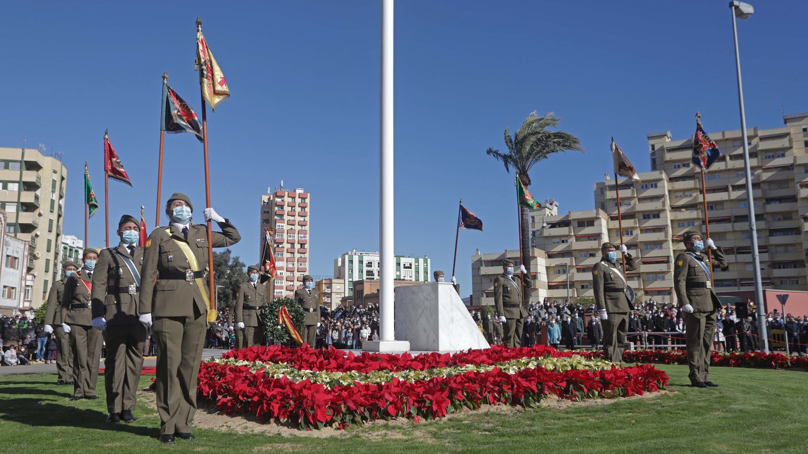 Fotos del izado de la bandera de España en La Línea