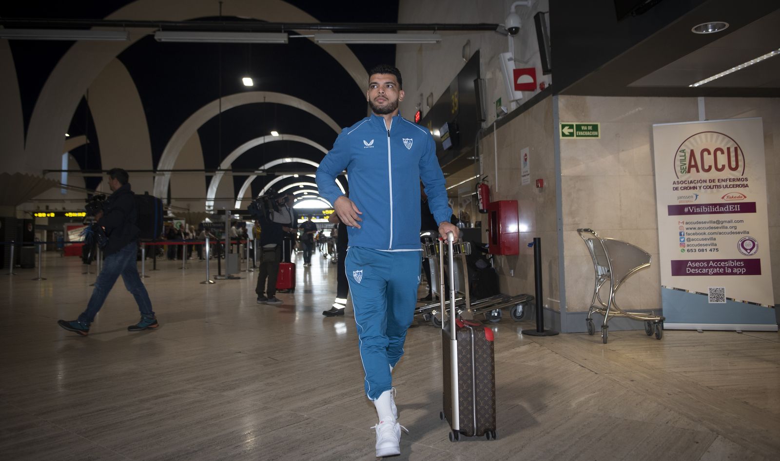 La salida del Sevilla hacia Mánchester, en imágenes