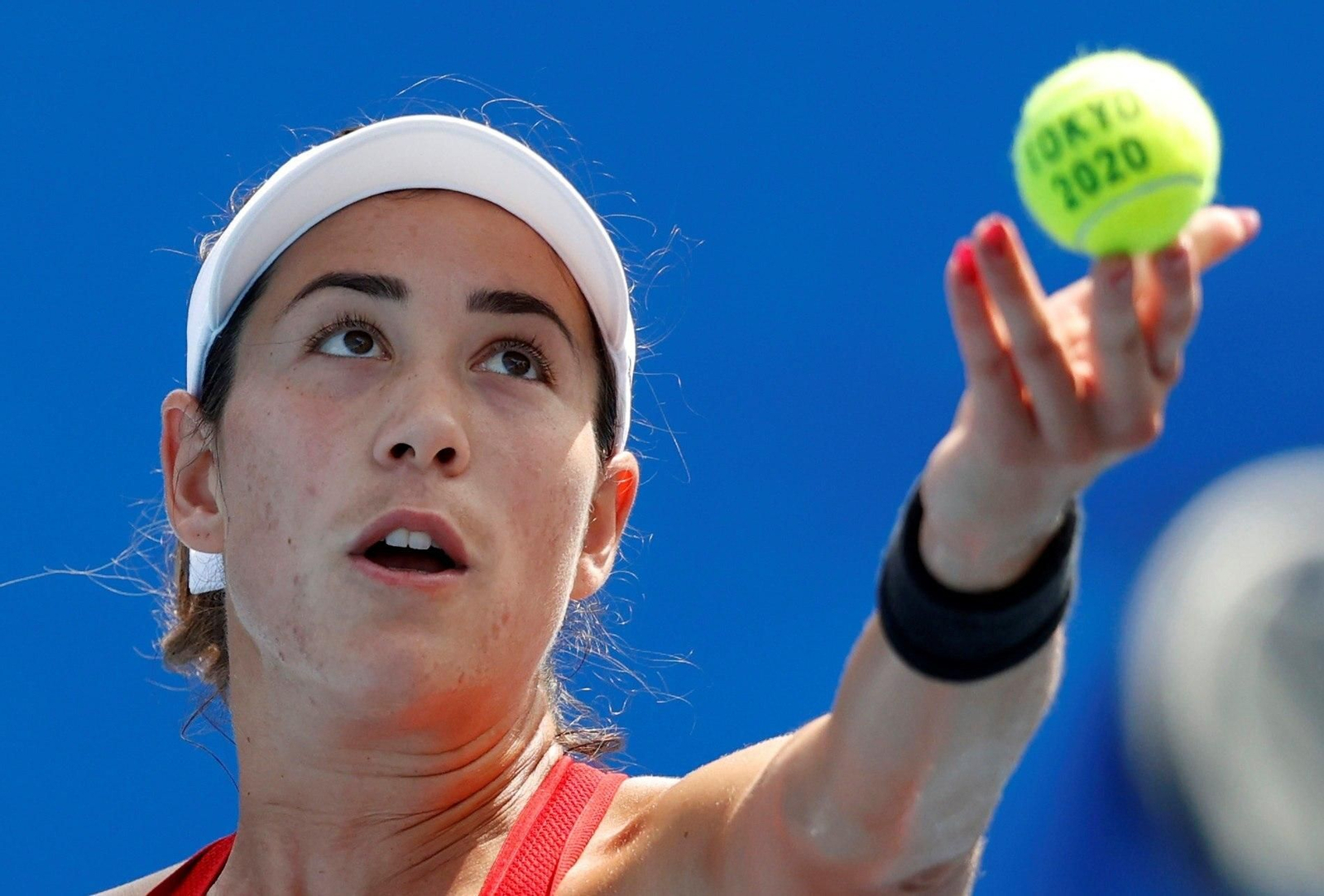 Garbiñe Muguruza se dispone a realizar un saque.